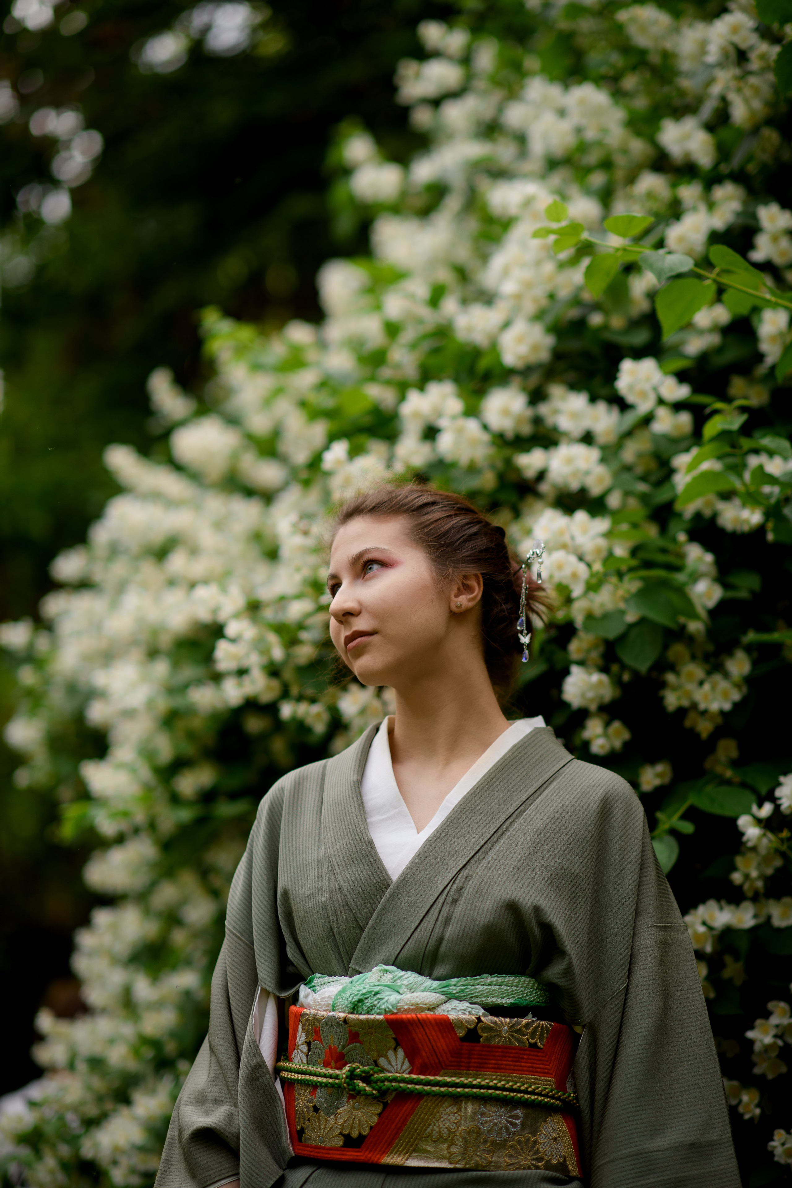 Фотосессия в цветущем чубушнике в саду им. Баумана. Главная