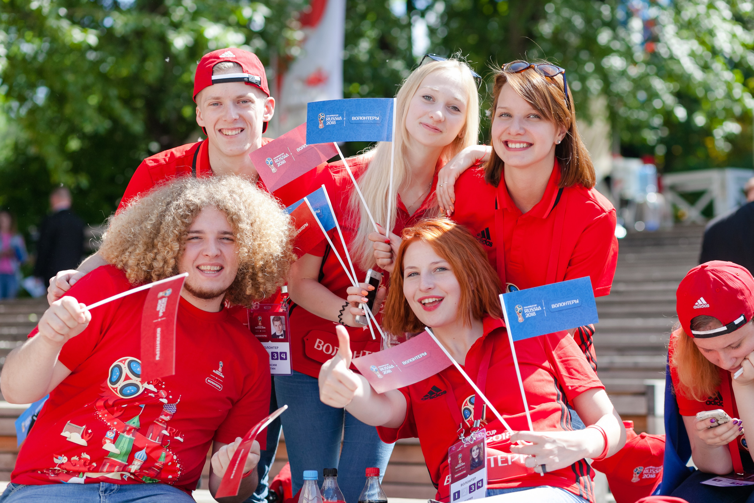 Группа молодых волонтеров на чемпионате по футболу в России на сцене зелёного театра ВДНХ