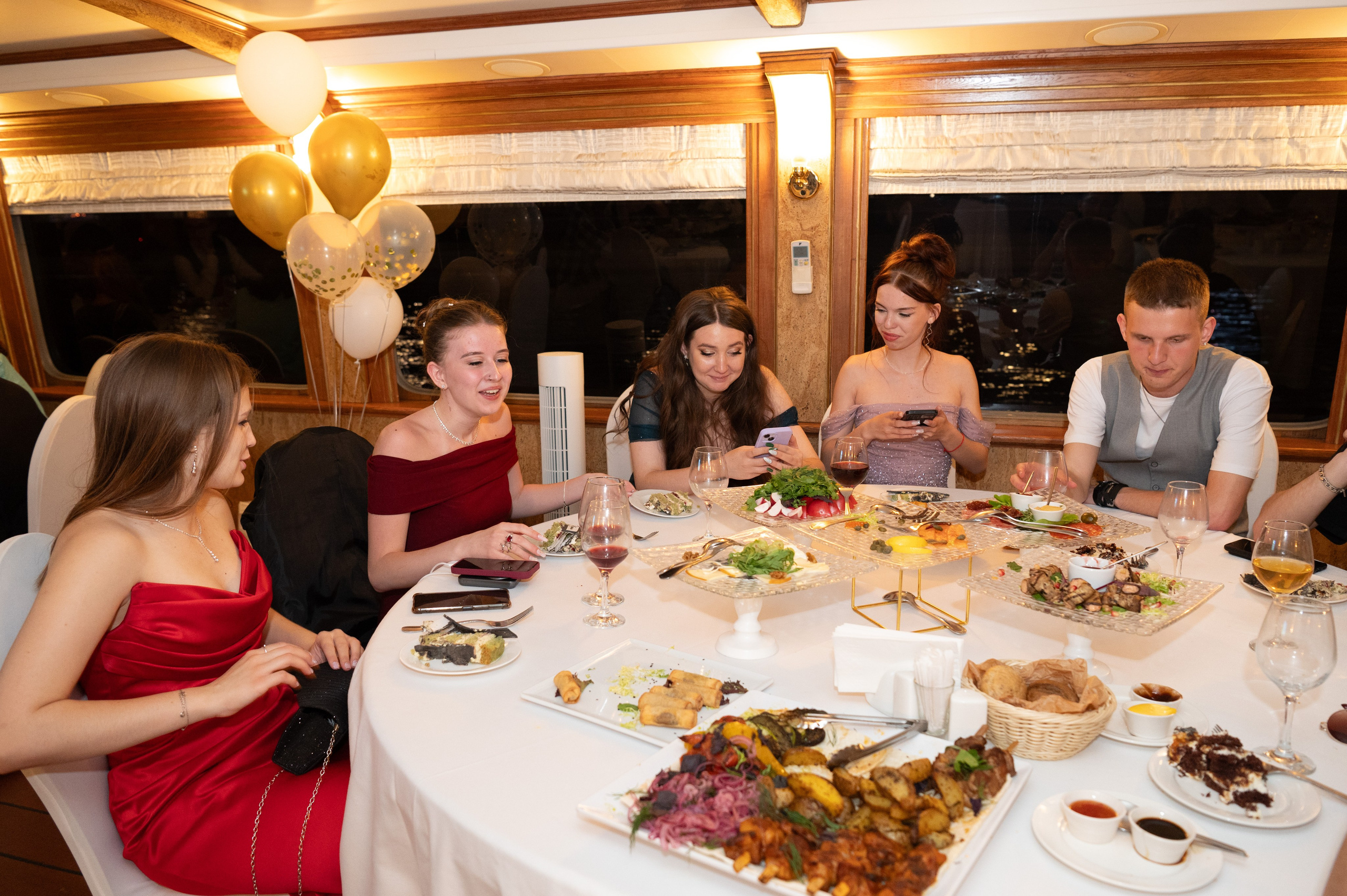 Выпускной вечер 11 класс на теплоходе. Детский и семейный фотограф г. Москва Оксана Катаджи