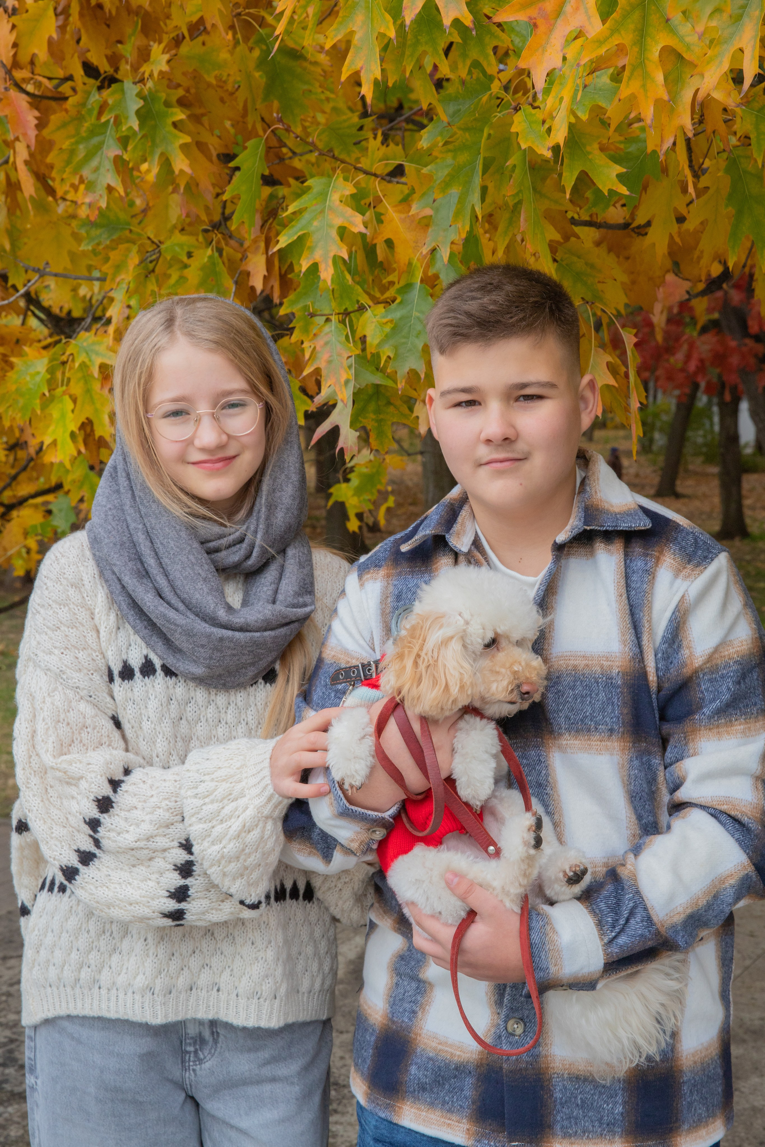 Брат с сестрой  и пушистой собакой на фоне красивых осенних пейзажей в Краснодаре.