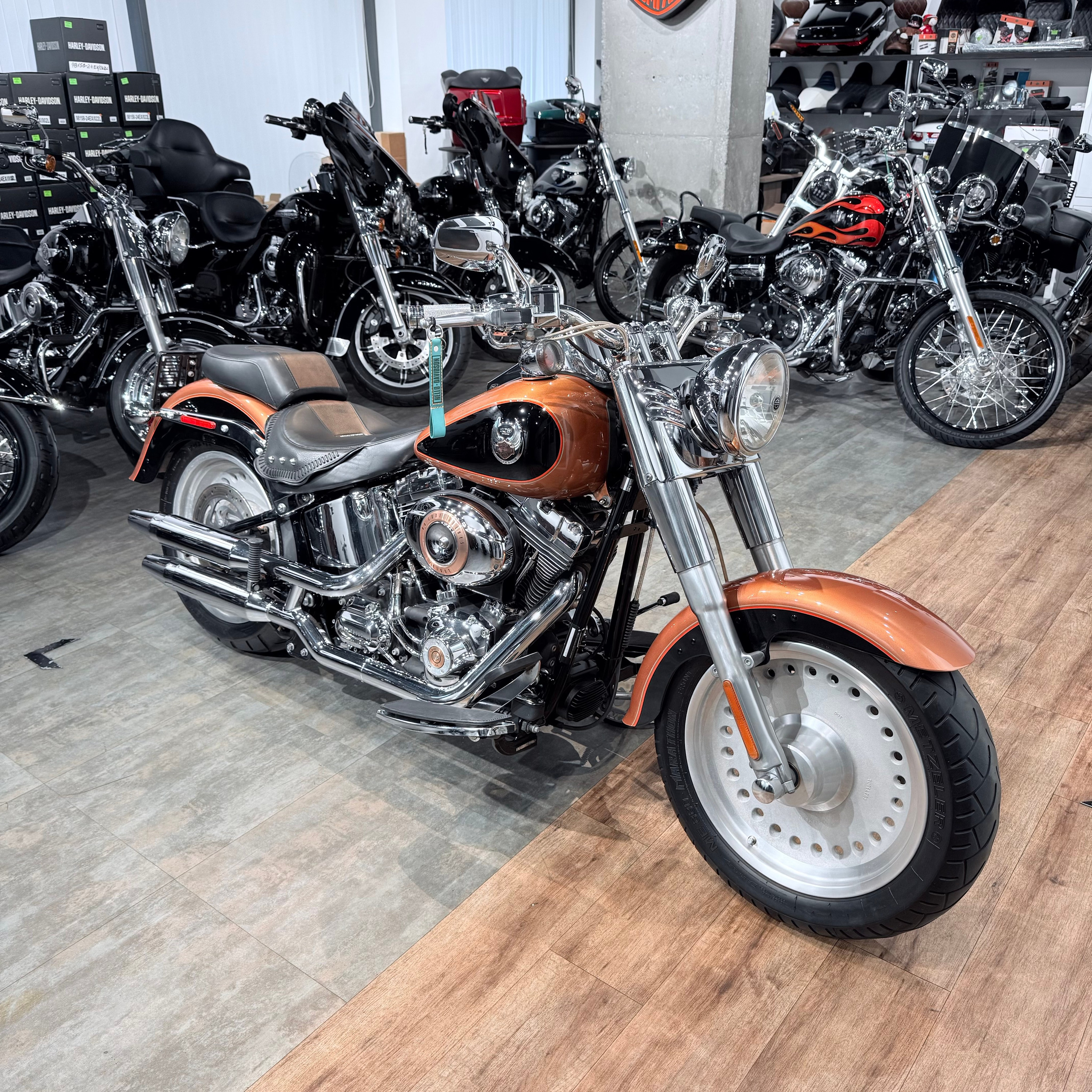 Купить Harley-Davidson 2008 Fat Boy 105 Yеаrs Аnnivеrsary (Softail/Dyna) — подробнее на сайте. Hello Davidson, Москва. Только хорошие мотоц