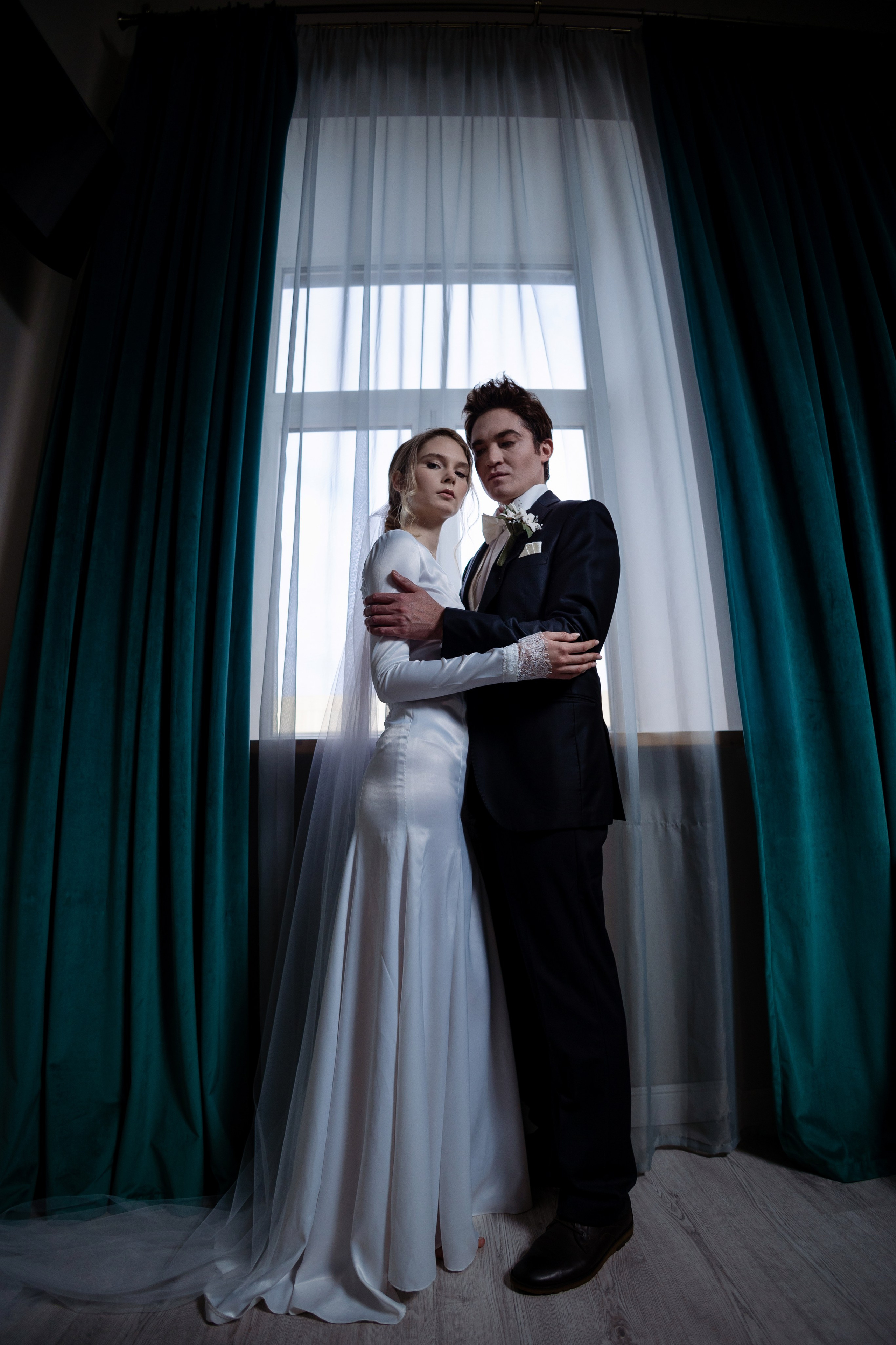 Жених и невеста в полный рост в объятиях друг друга.