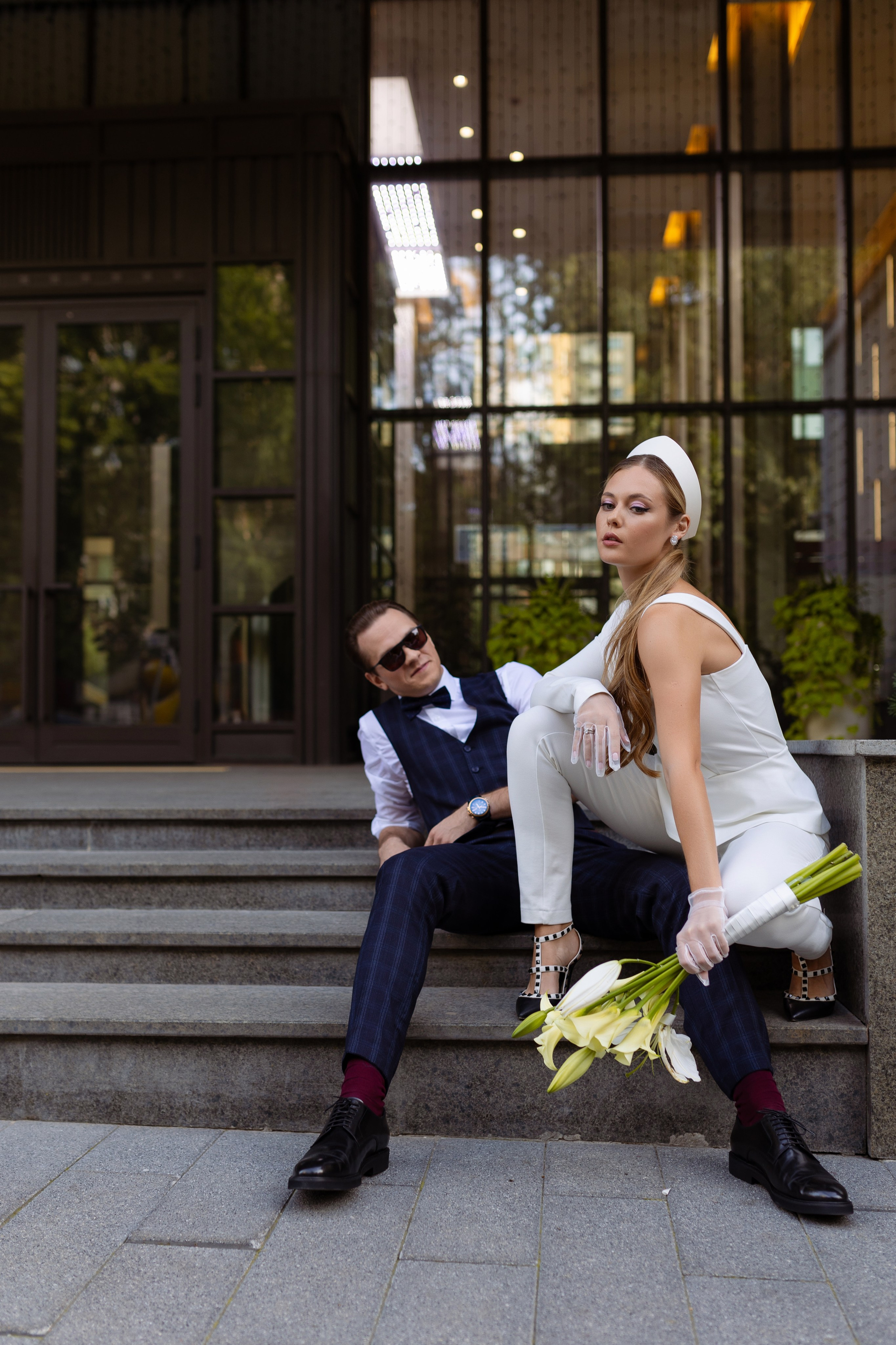 А теперь невеста присела на другое колено у жениха.