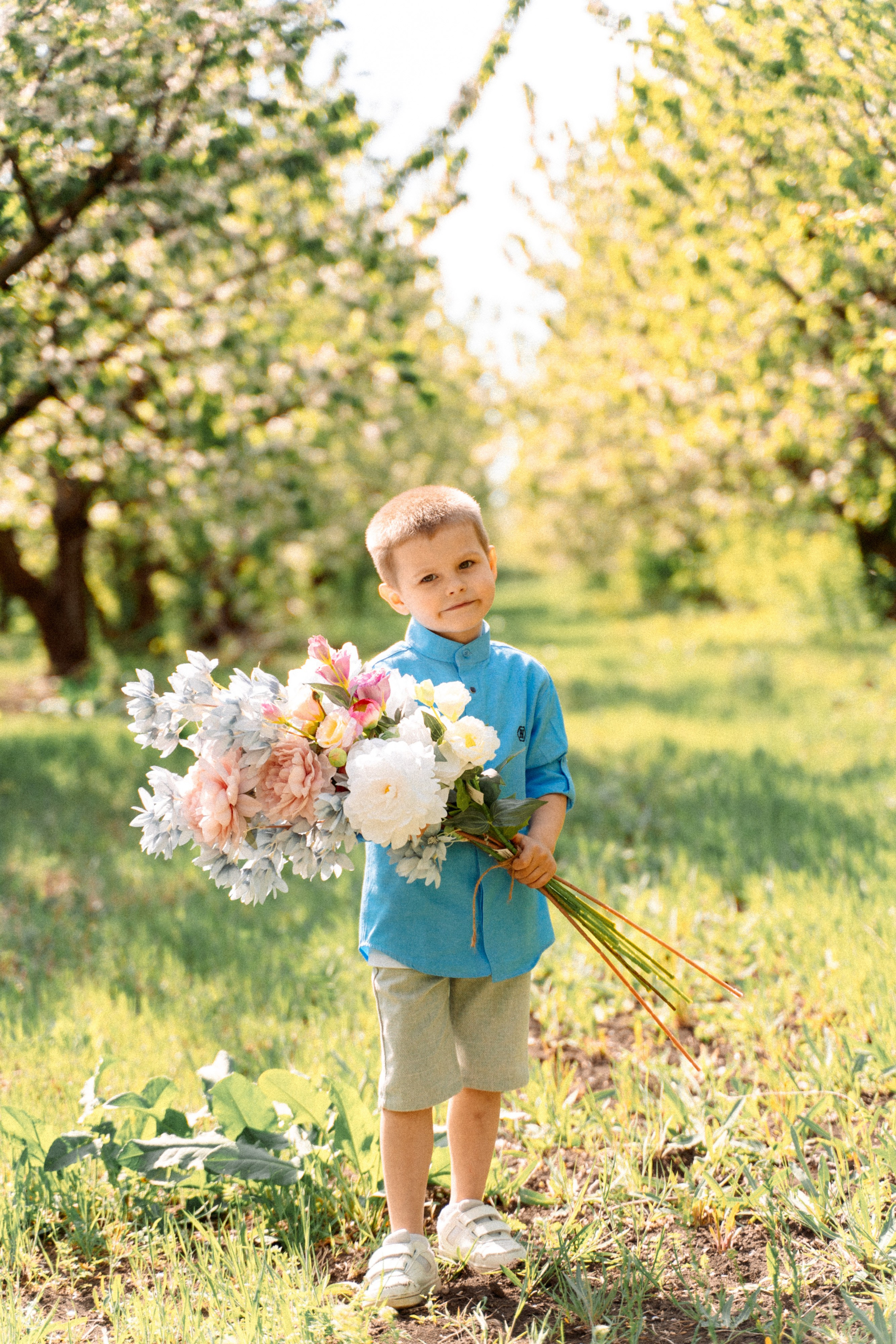 Сава и Ася в цветущем саду. Семейный фотограф Новочеркасск