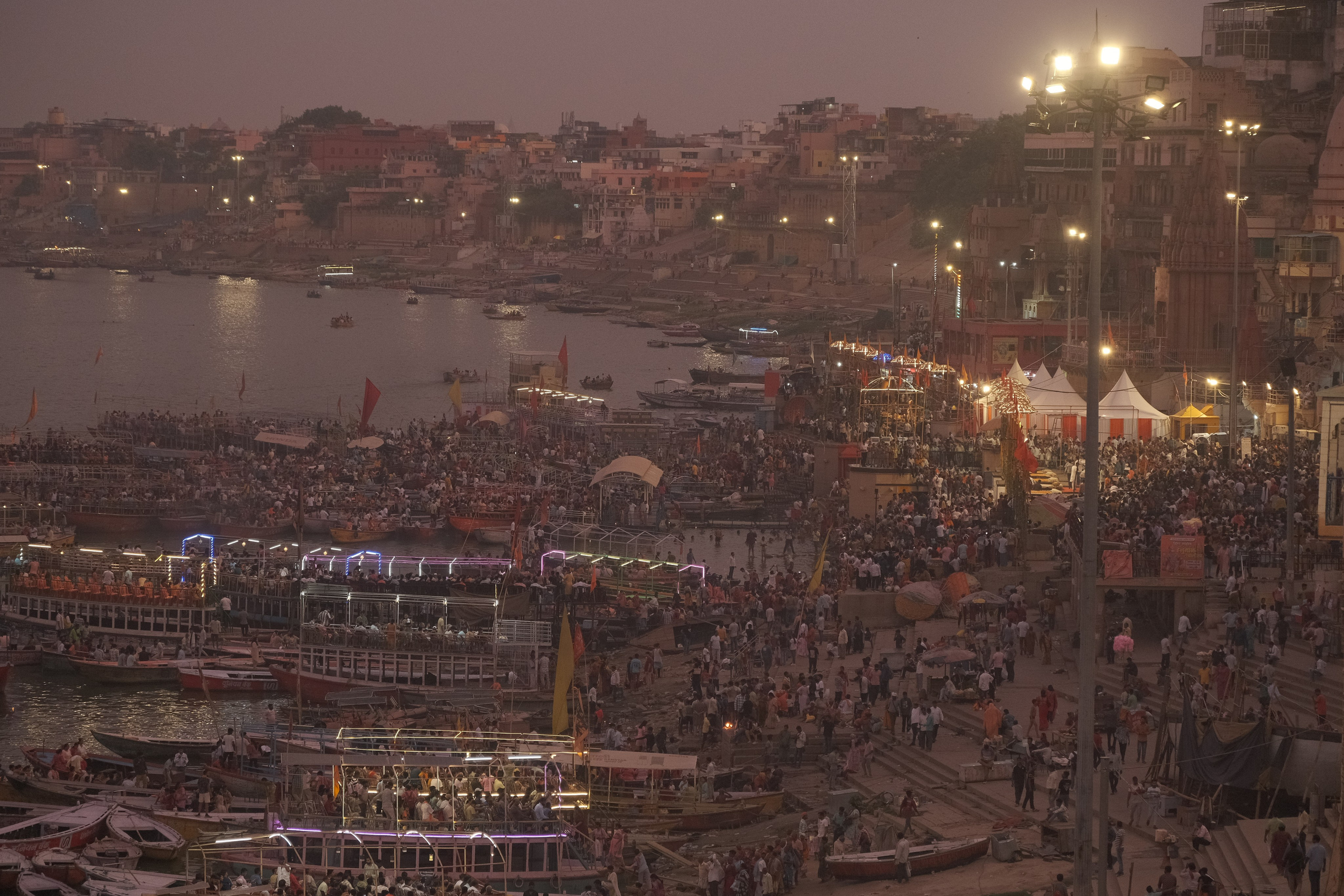 VARANASI. Https://www.instagram.com/paparrazzio