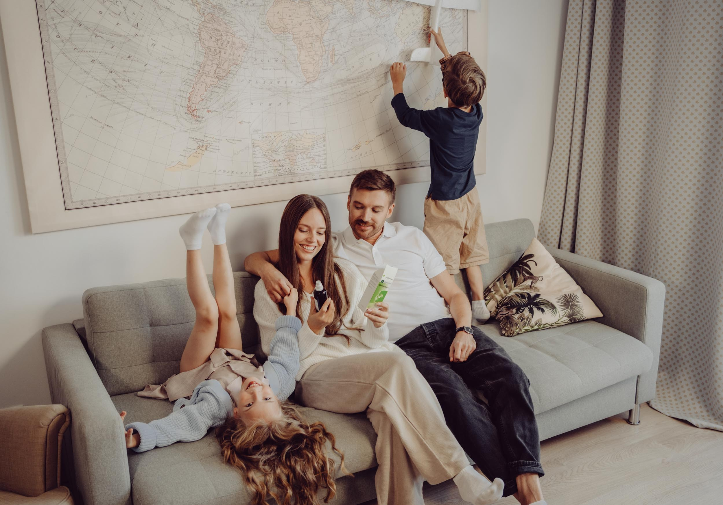 Счастливая семья сидит на диване