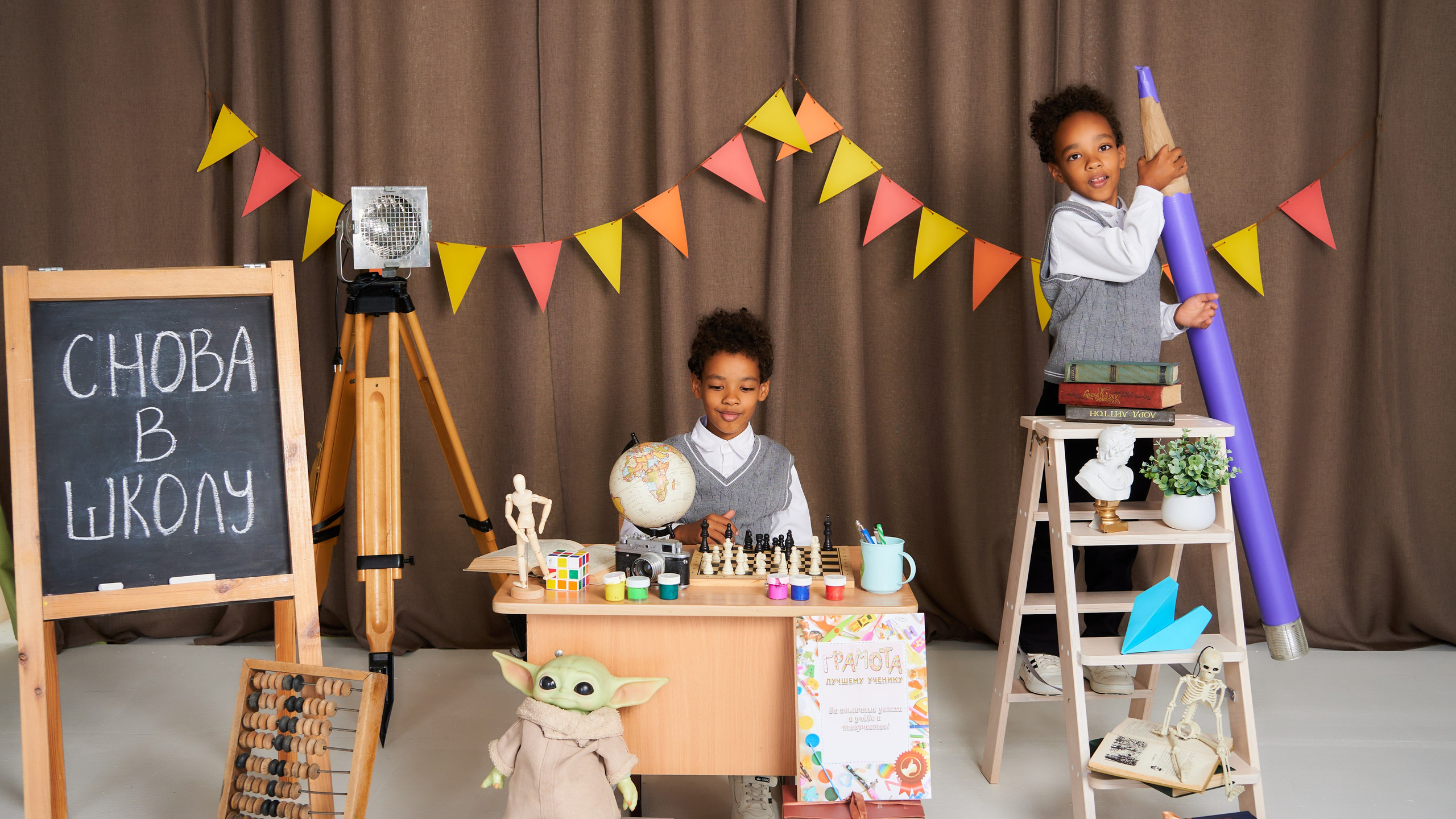 Школьный фотограф в Уральске, студия | Классный Школьный Альбом