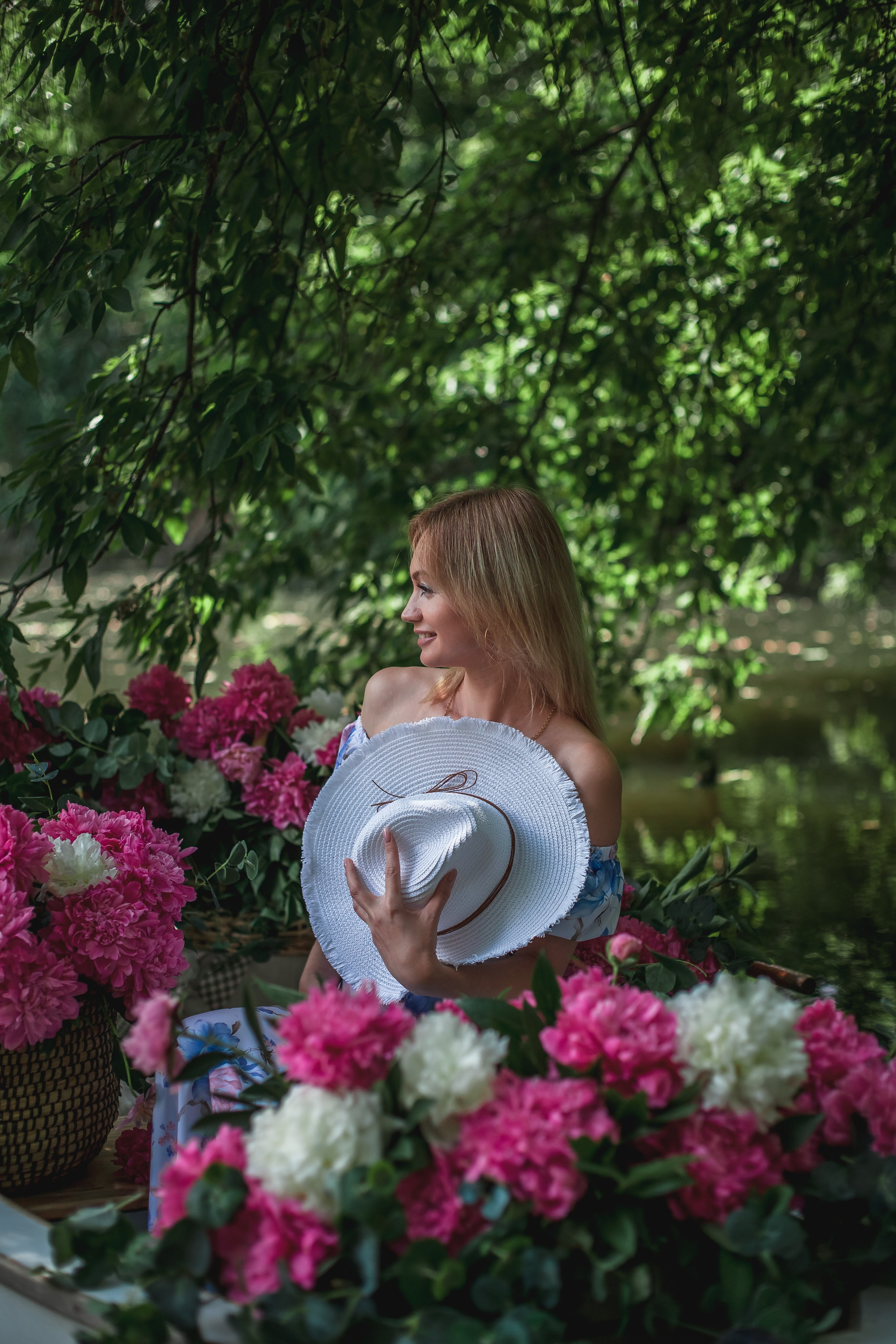 Екатерина и Вика в лодке с пионами. Фотограф в Волгограде Норченко Светлана