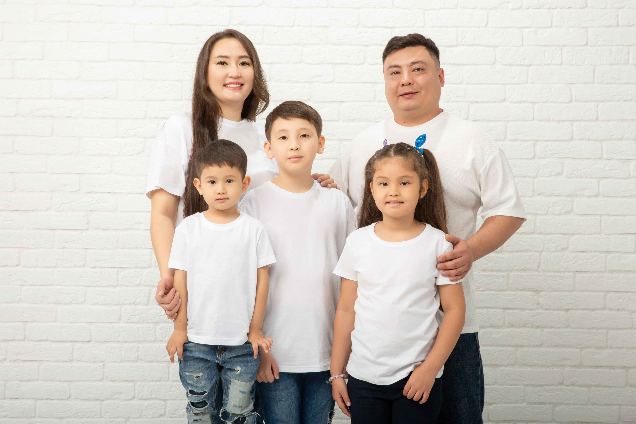 Фотосессия большой семьи в фотостудии. Совет с семьей. Фотостудия Алматы. Семейная и детская фотостудия Family studio.Фотограф Алматы