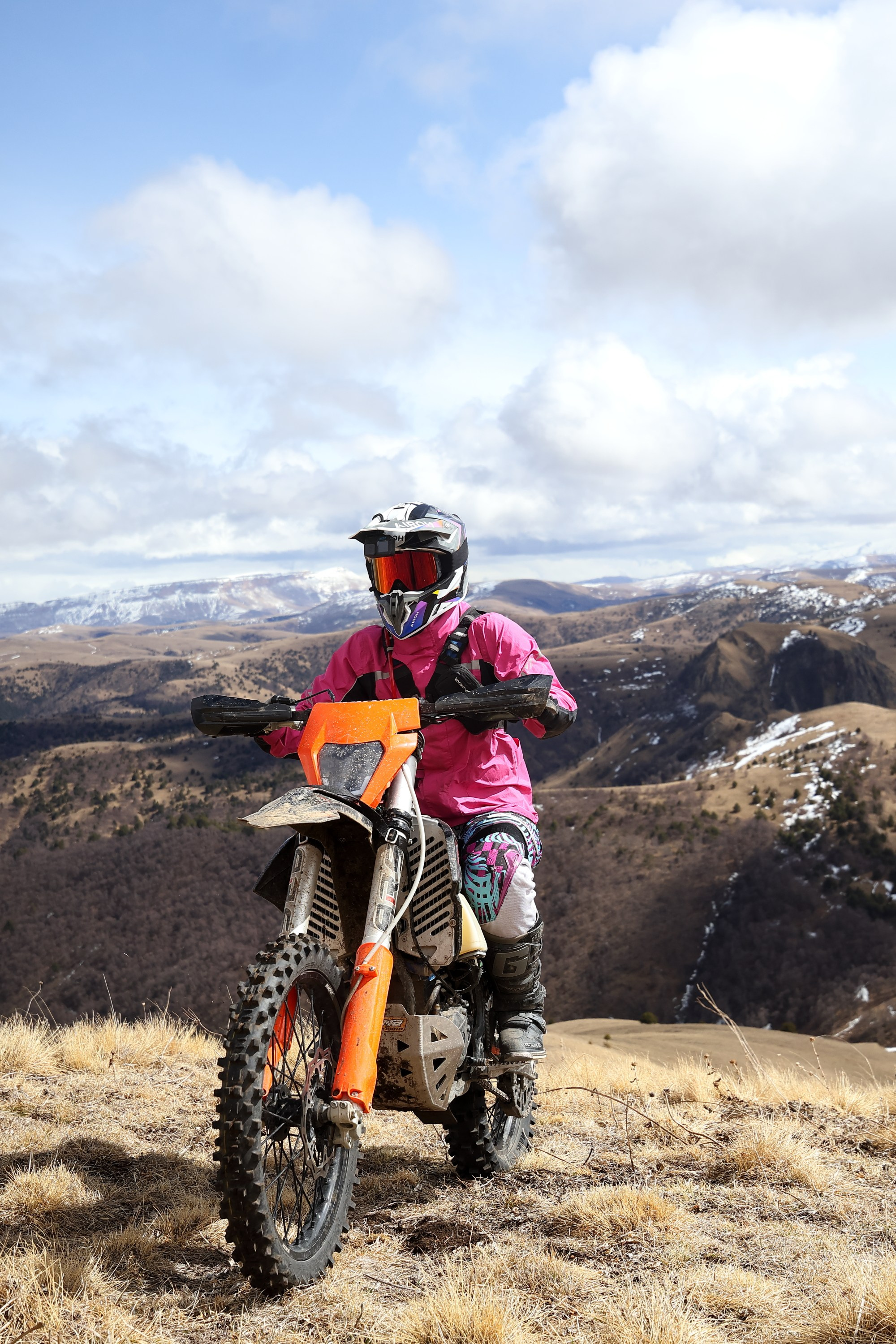 Репортажная фотосъемка выезда на эндуро мотоциклах в Кисловодск с НашиТуры. Плато Бермамыт