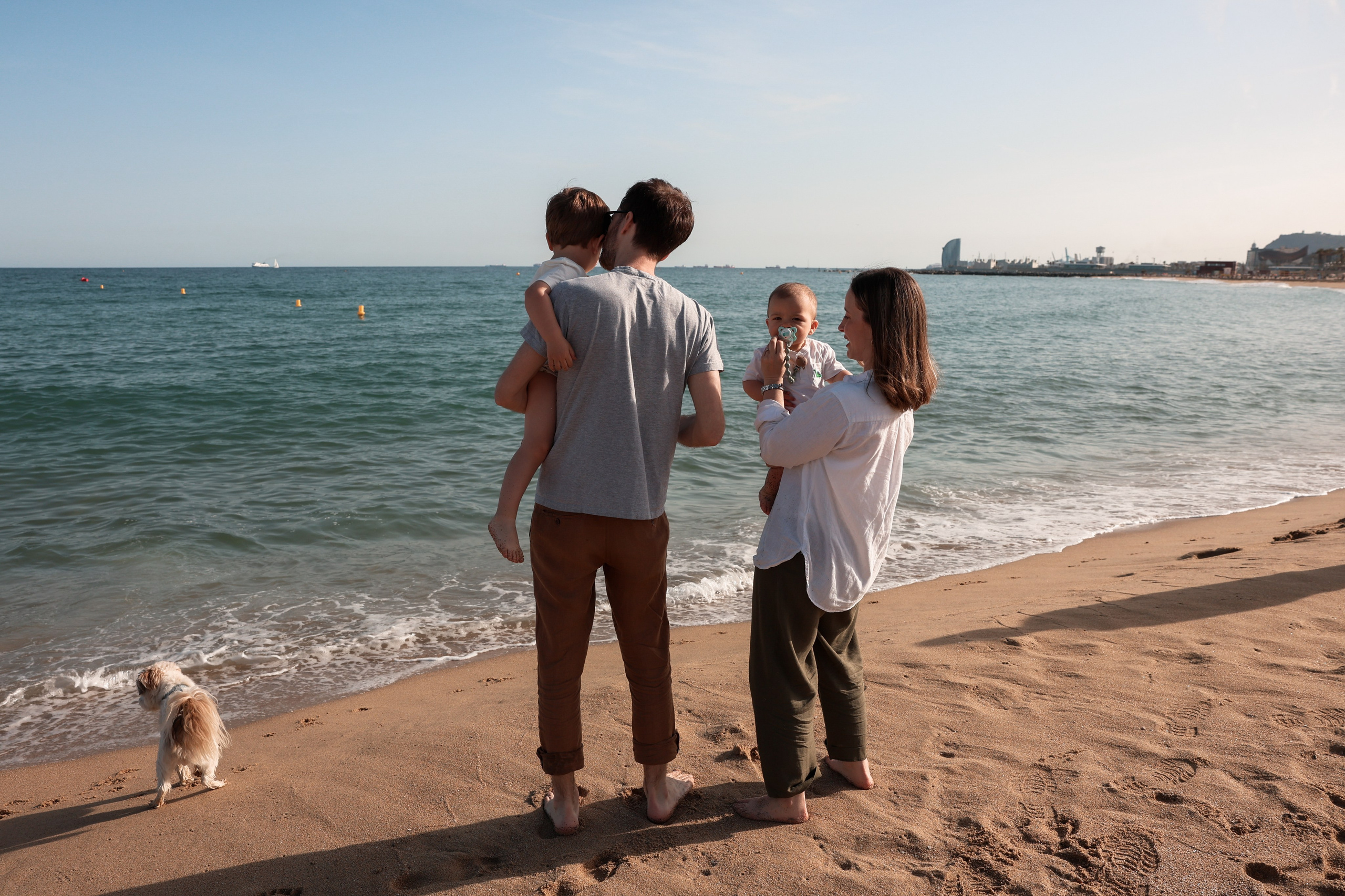 Family pizza at the sea. Natalia Zhuravleva|family, newborn, maternity photographer in Barcelona