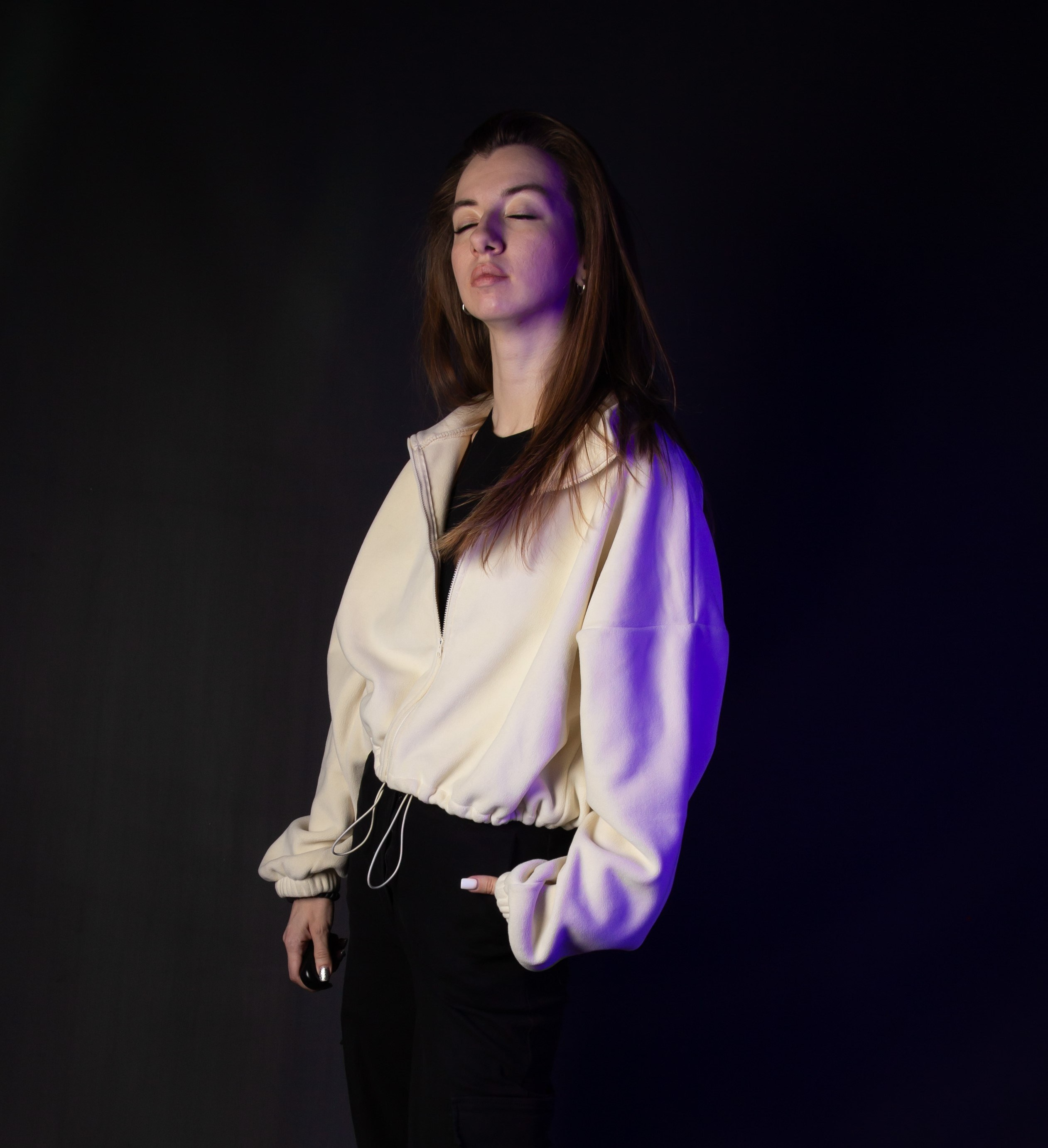 Фотосессия без фотографа в фотостудии автопортрета Double-you в ТРЦ Агора, Сургут. Цена. Стоимость фотосессии. Управляйте моментом с пультом, смотрясь в зеркало