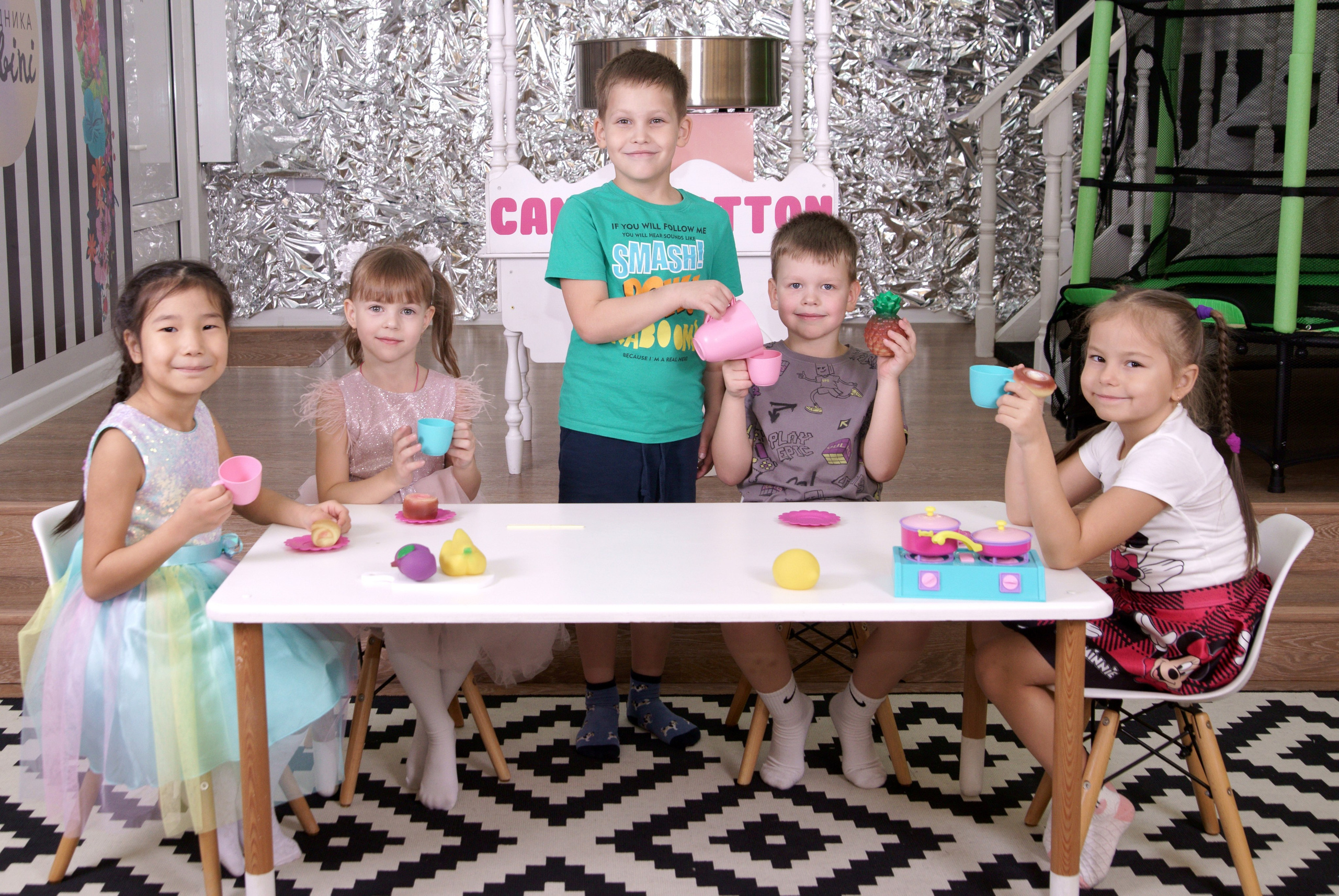 Фотосессия выпускников детского сада в игровой комнате -  чаепитие