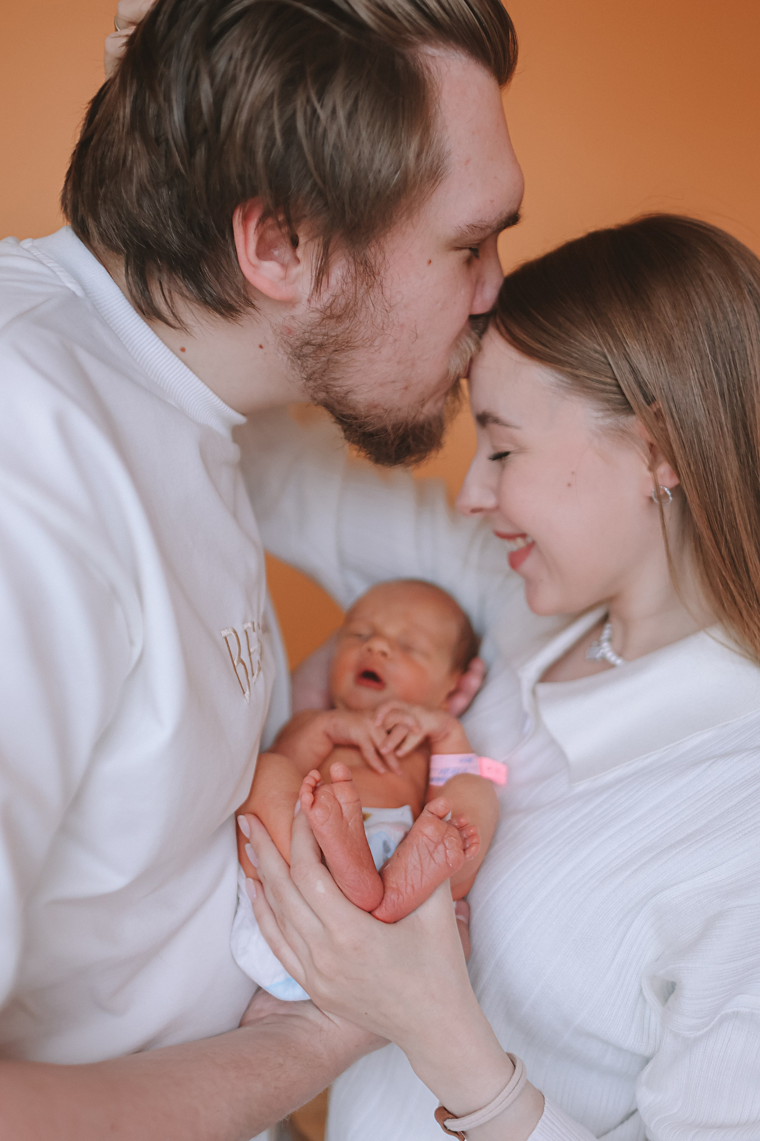 Выписка палата+внизу ПЦЭ. Семейный фотограф Тюмень, фотограф на роды Салмина Мария