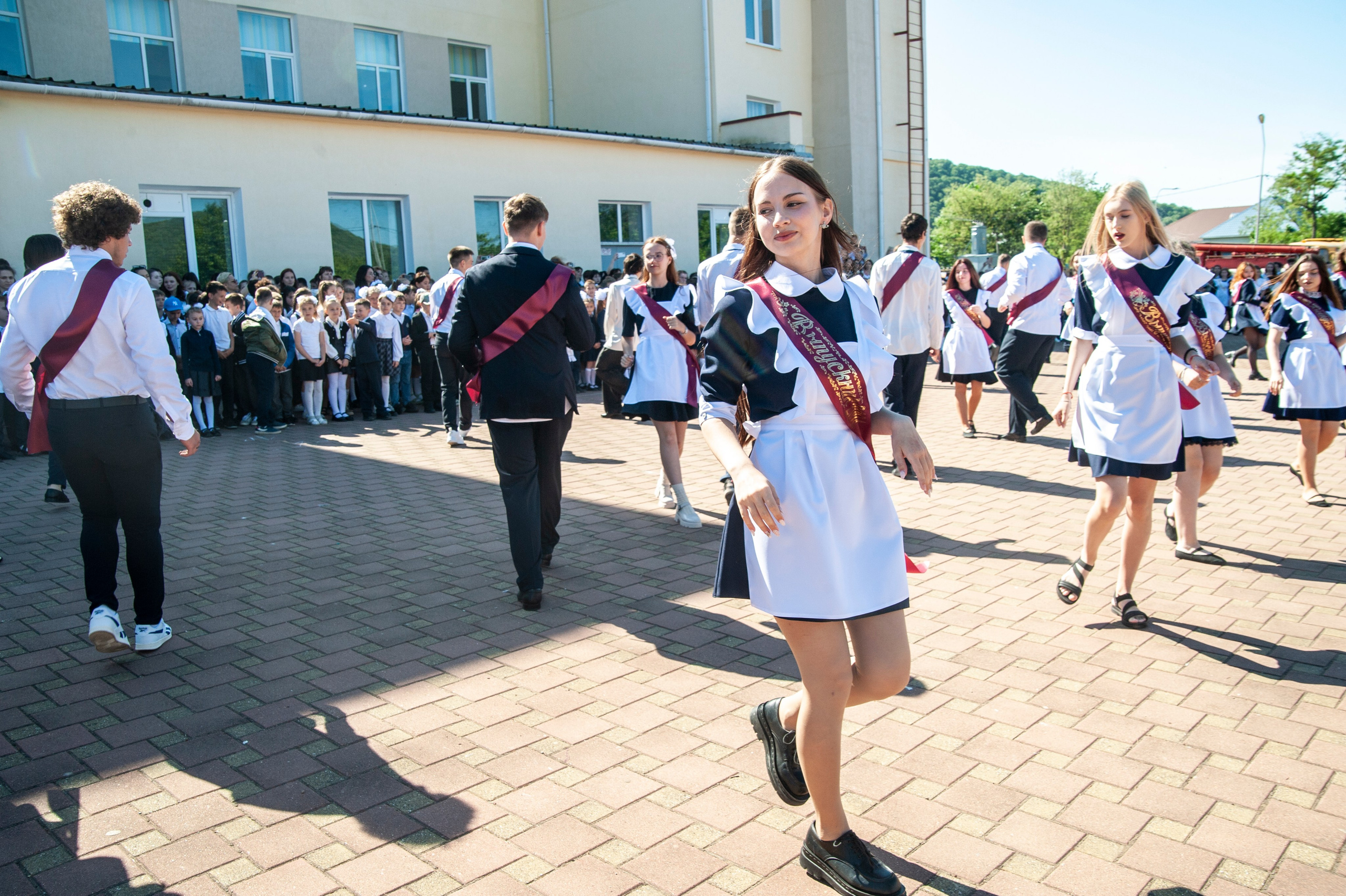 Последний Звонок МАОУ СОШ № 17 им. Эдуарда Есаяна — Архипо-Осиповка. Свадебный и семейный фотограф Денис Лукьянов в Краснодаре, Краснодарском крае и Республике Крым