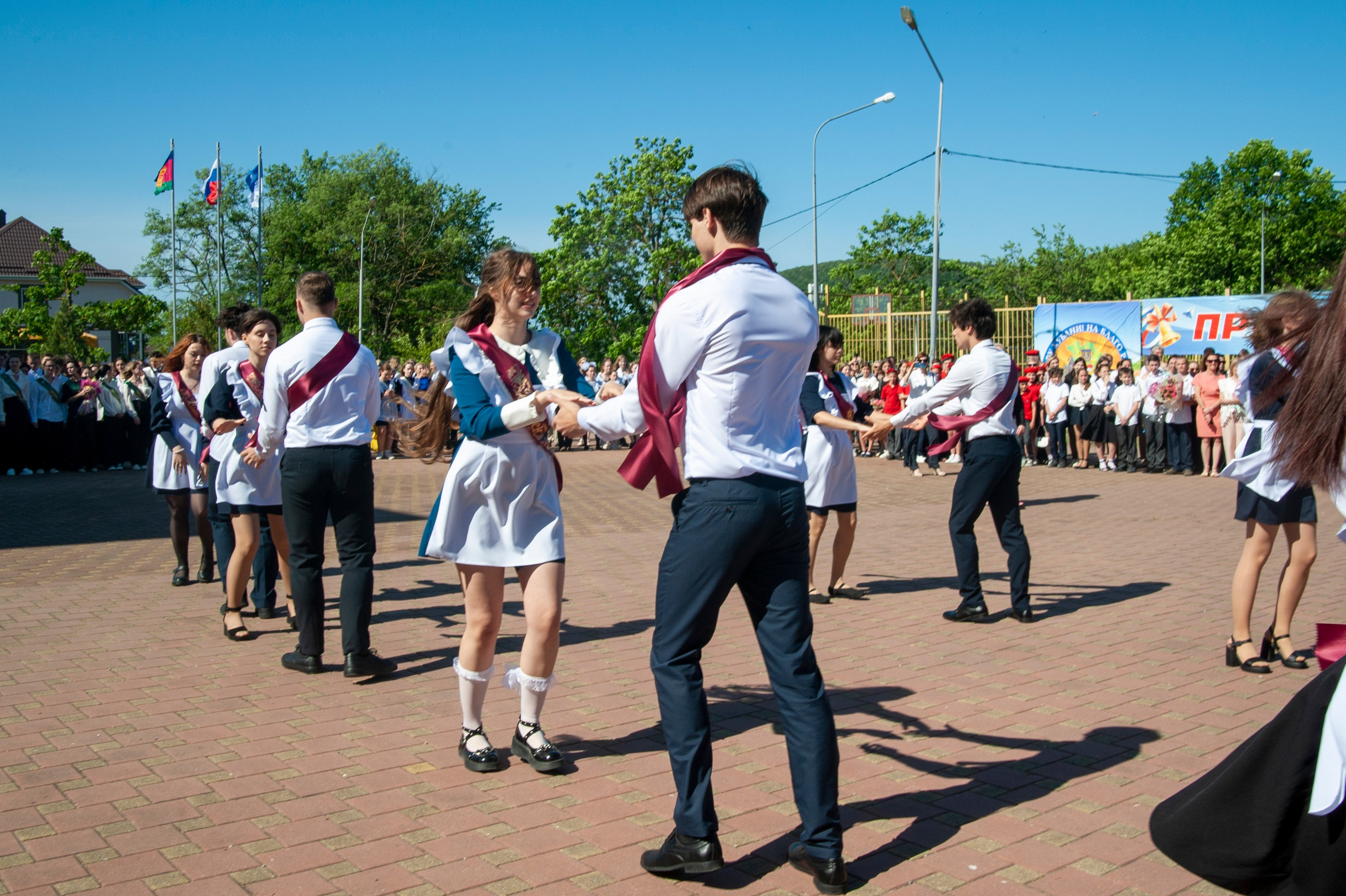 Последний Звонок МАОУ СОШ № 17 им. Эдуарда Есаяна — Архипо-Осиповка. Свадебный и семейный фотограф Денис Лукьянов в Краснодаре, Краснодарском крае и Республике Крым