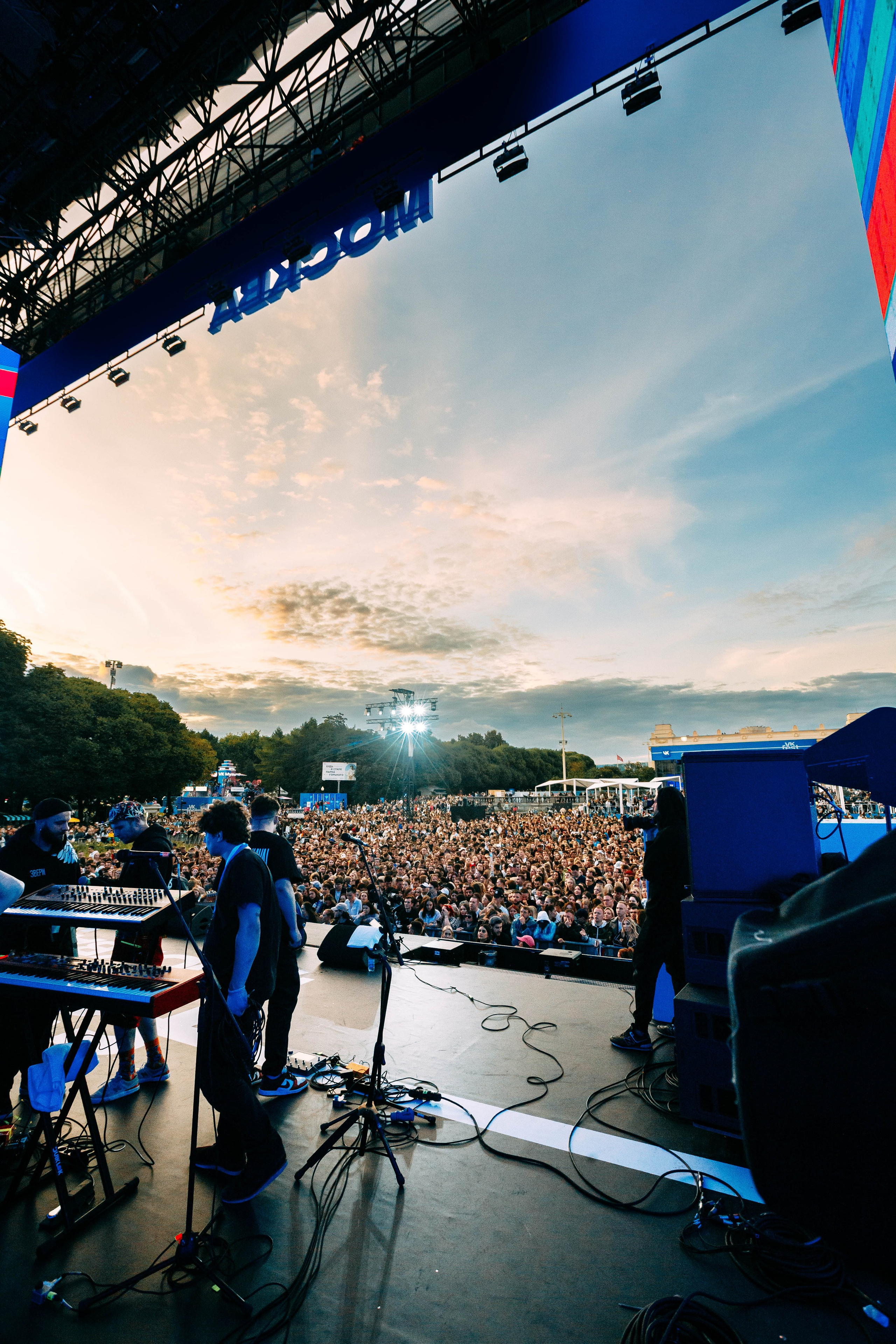 ОНИ БЫЛИ ЗА КУЛИСАМИ…