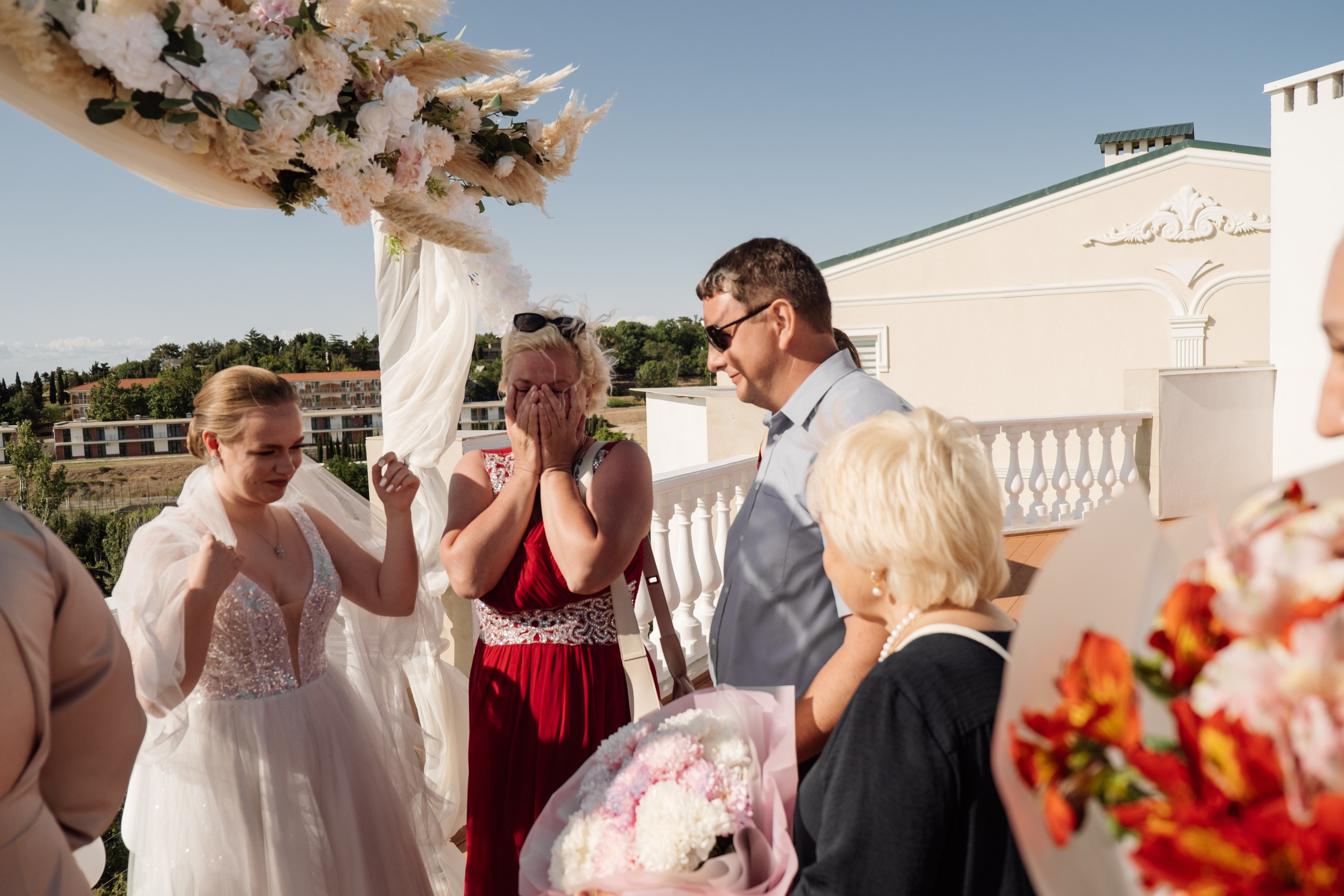 Свадебный ретопртаж. Профессиональная фотосъемка в Крыму. Натуральные эмоции и живые кадры. Забронируйте дату прямо сейчас!