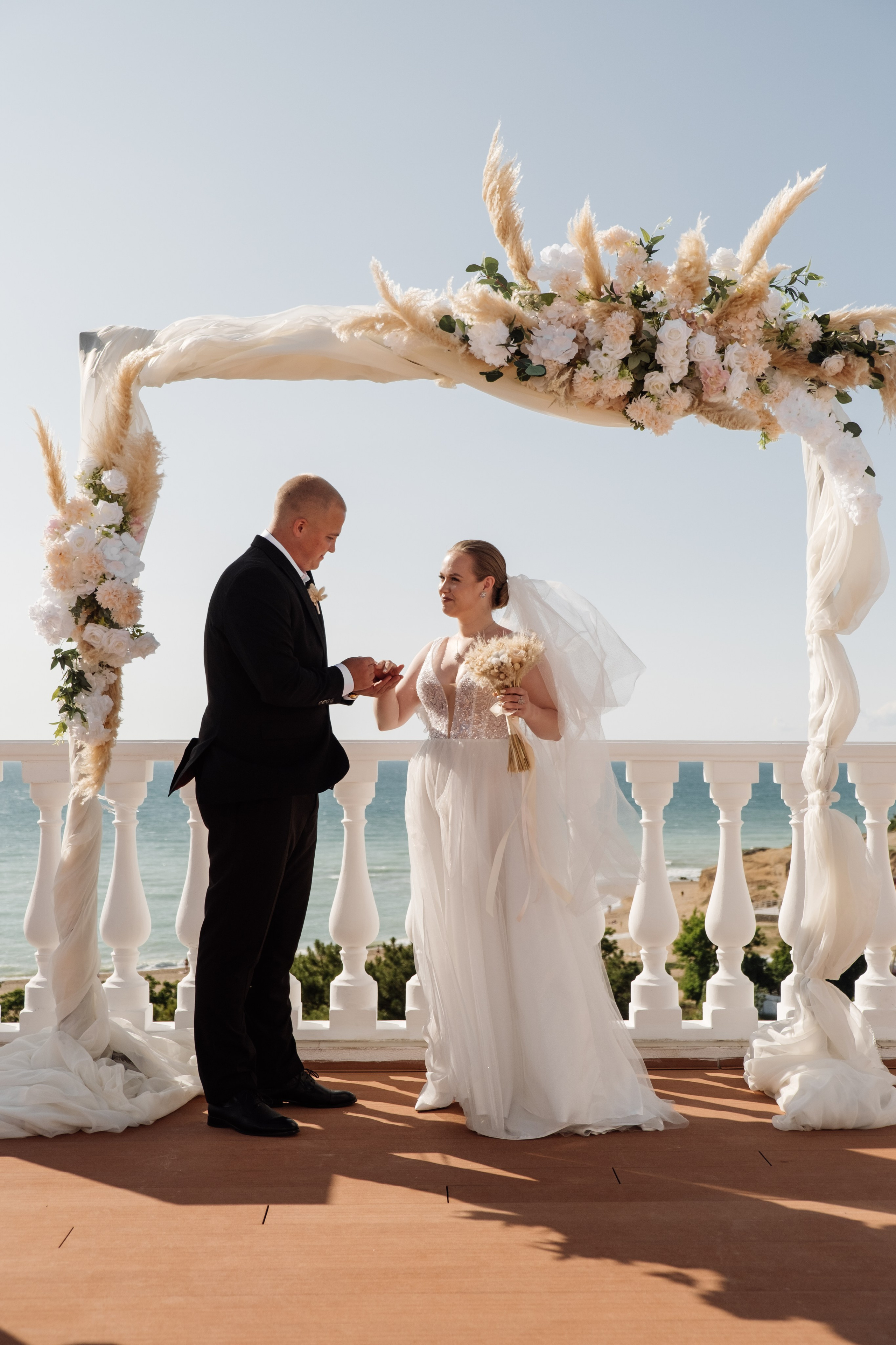 Свадебный ретопртаж. Профессиональная фотосъемка в Крыму. Натуральные эмоции и живые кадры. Забронируйте дату прямо сейчас!