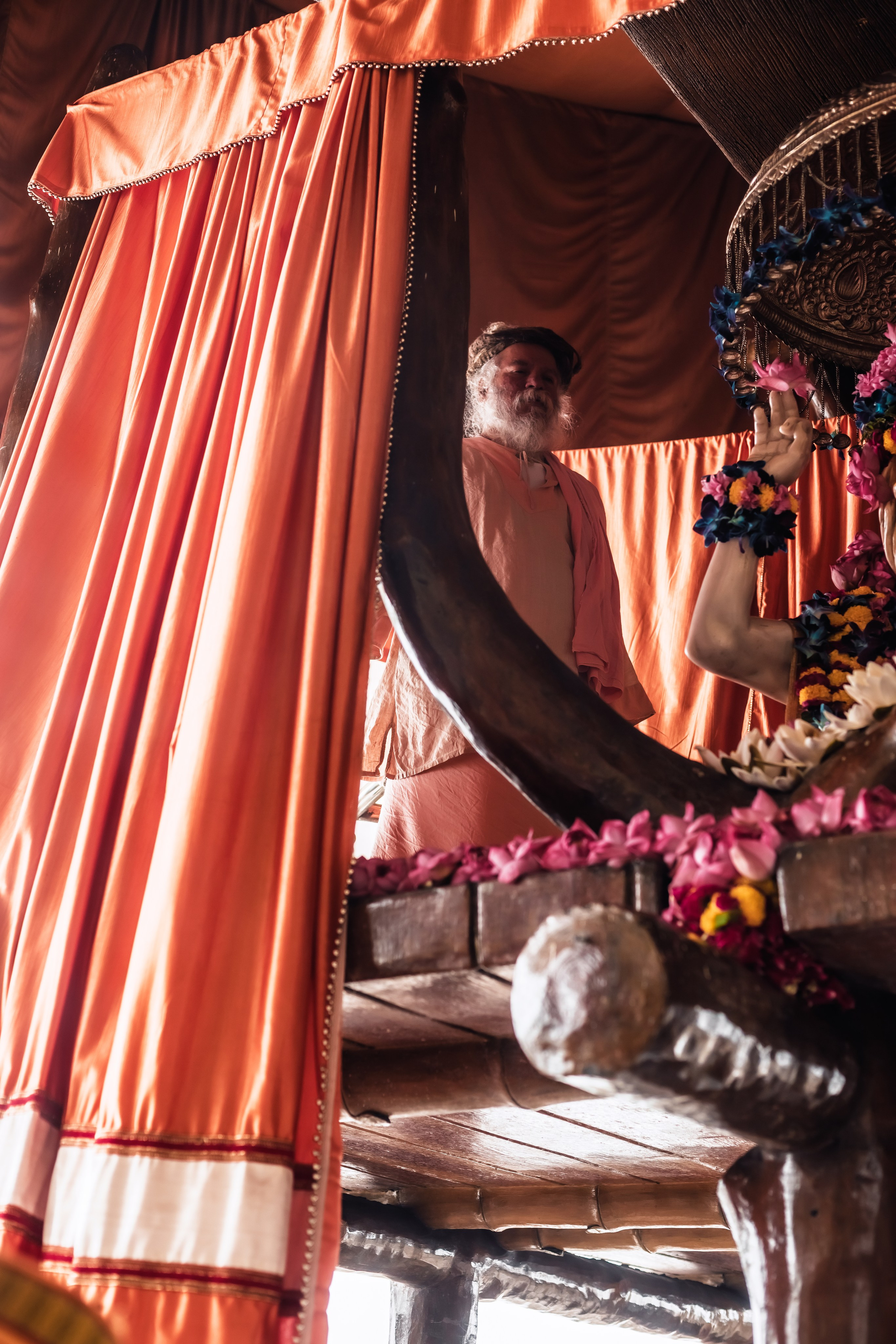 Abhisheka Devraha Baba on Sri Devdas ji maharaj bd. Mariam Bagdasaryan