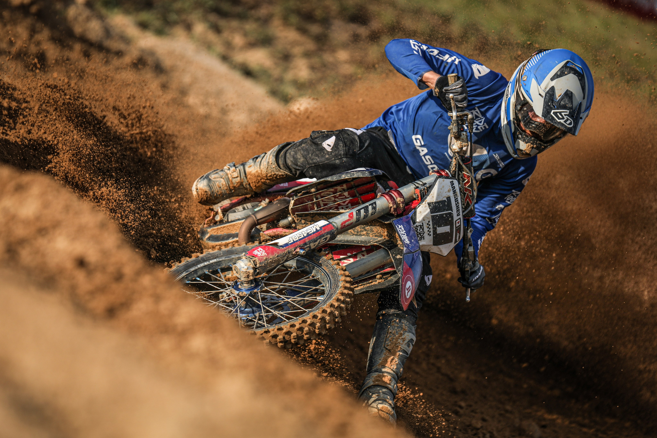 мотогонщик в повороте в песке на мотоцикле 