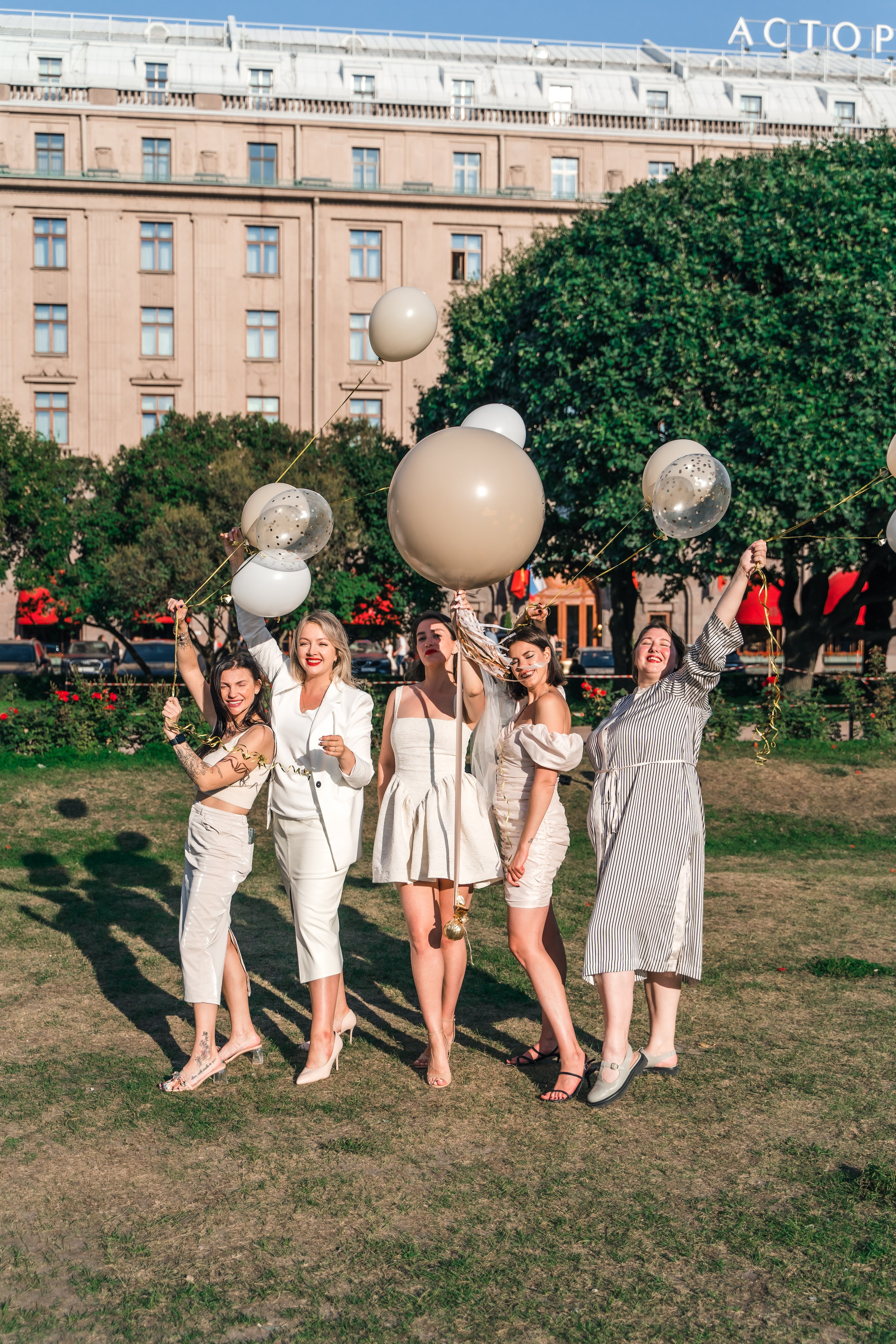 Фотосъемка девичника, встреча девушек, веселые женские портреты