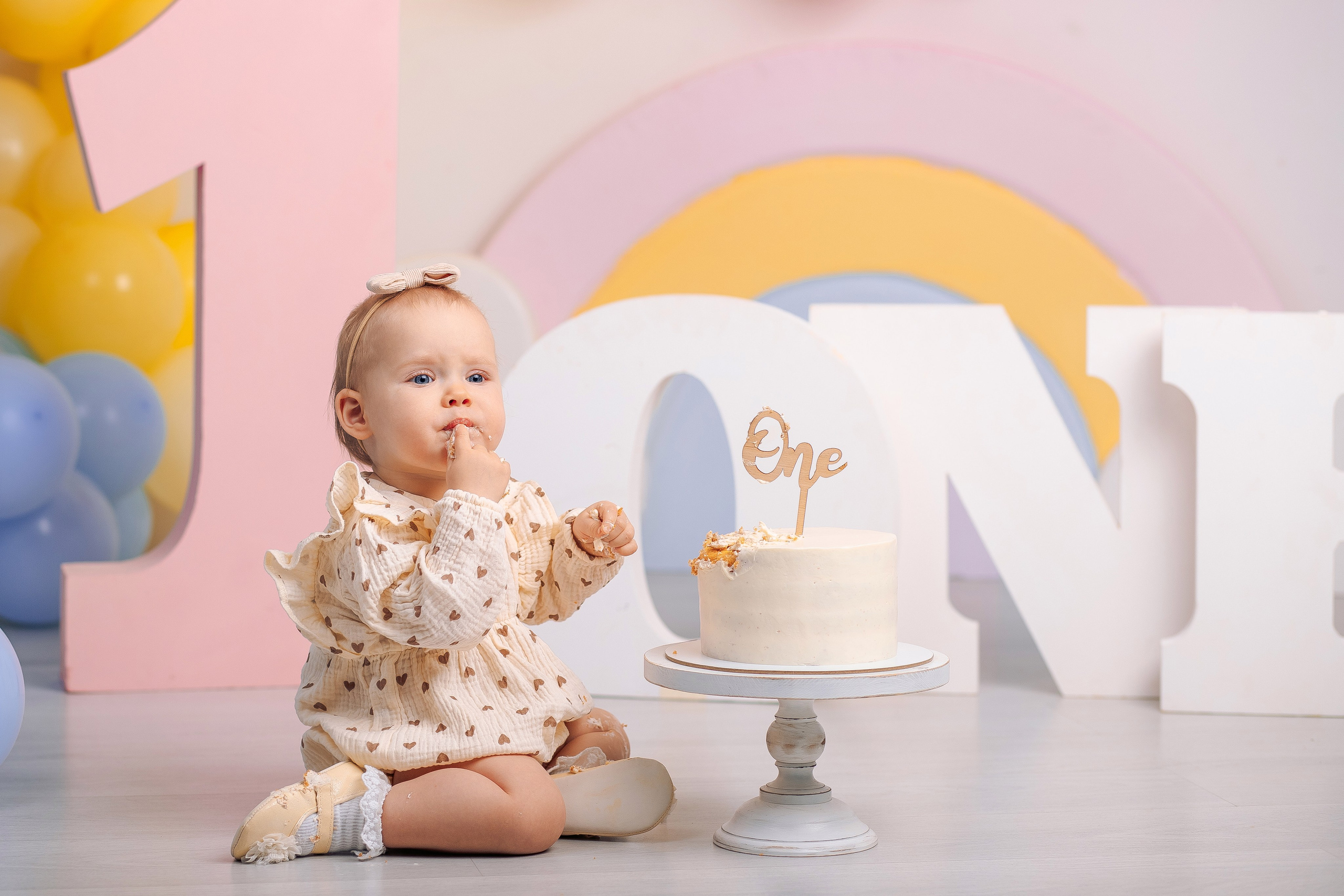 Фотосессия девочки на первый тортик. Семейный фотограф Анна Скворцова