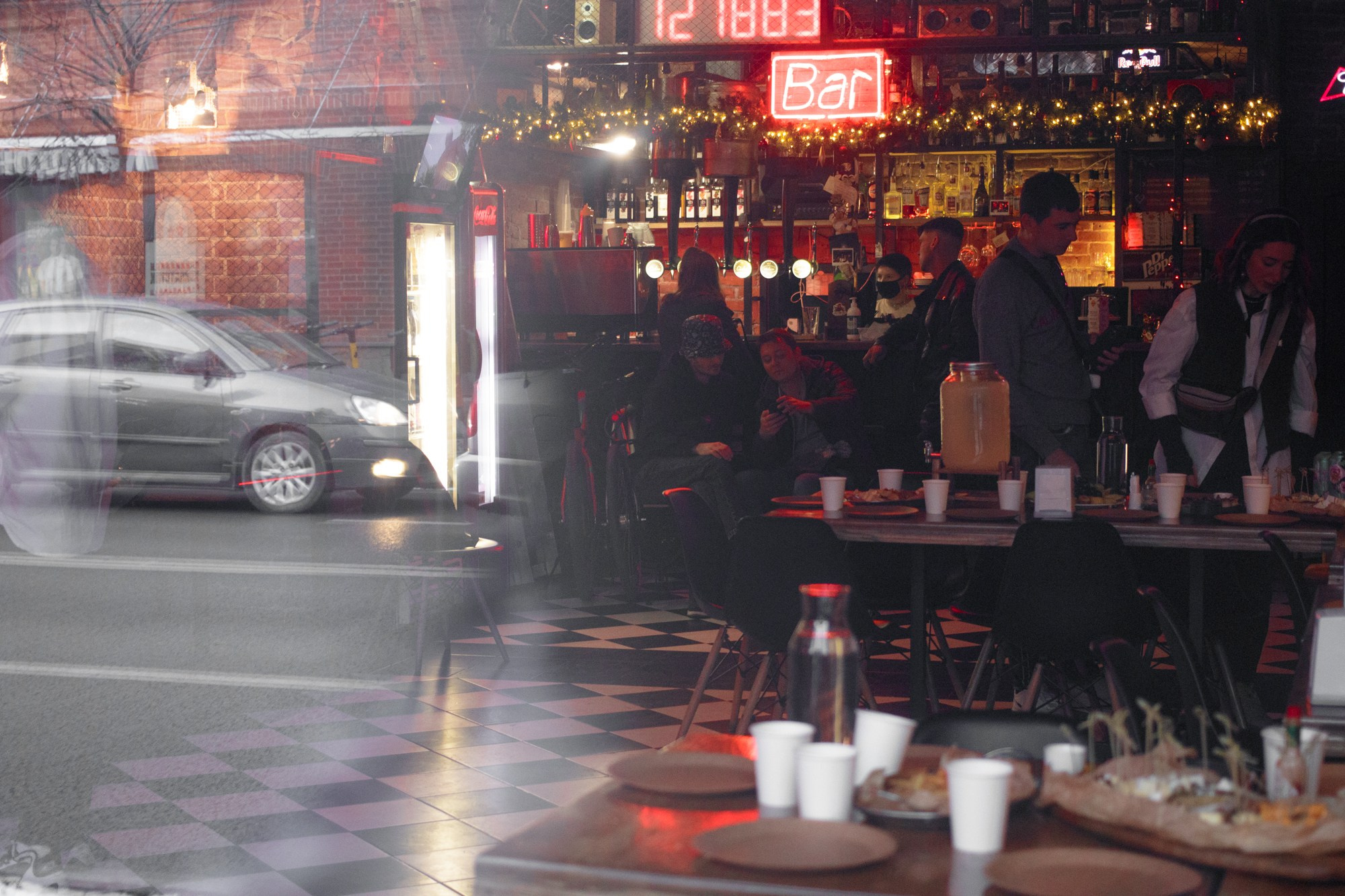 Новогодняя встреча в баре «Шаверма». Репортажный, промышленный и маркетплейс-фотограф Дмитрий Чернат