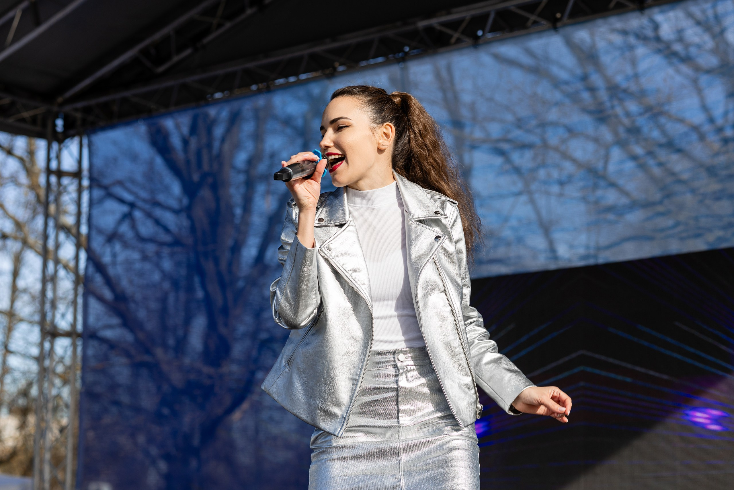 Исполнение песни участницей музыкальной группы