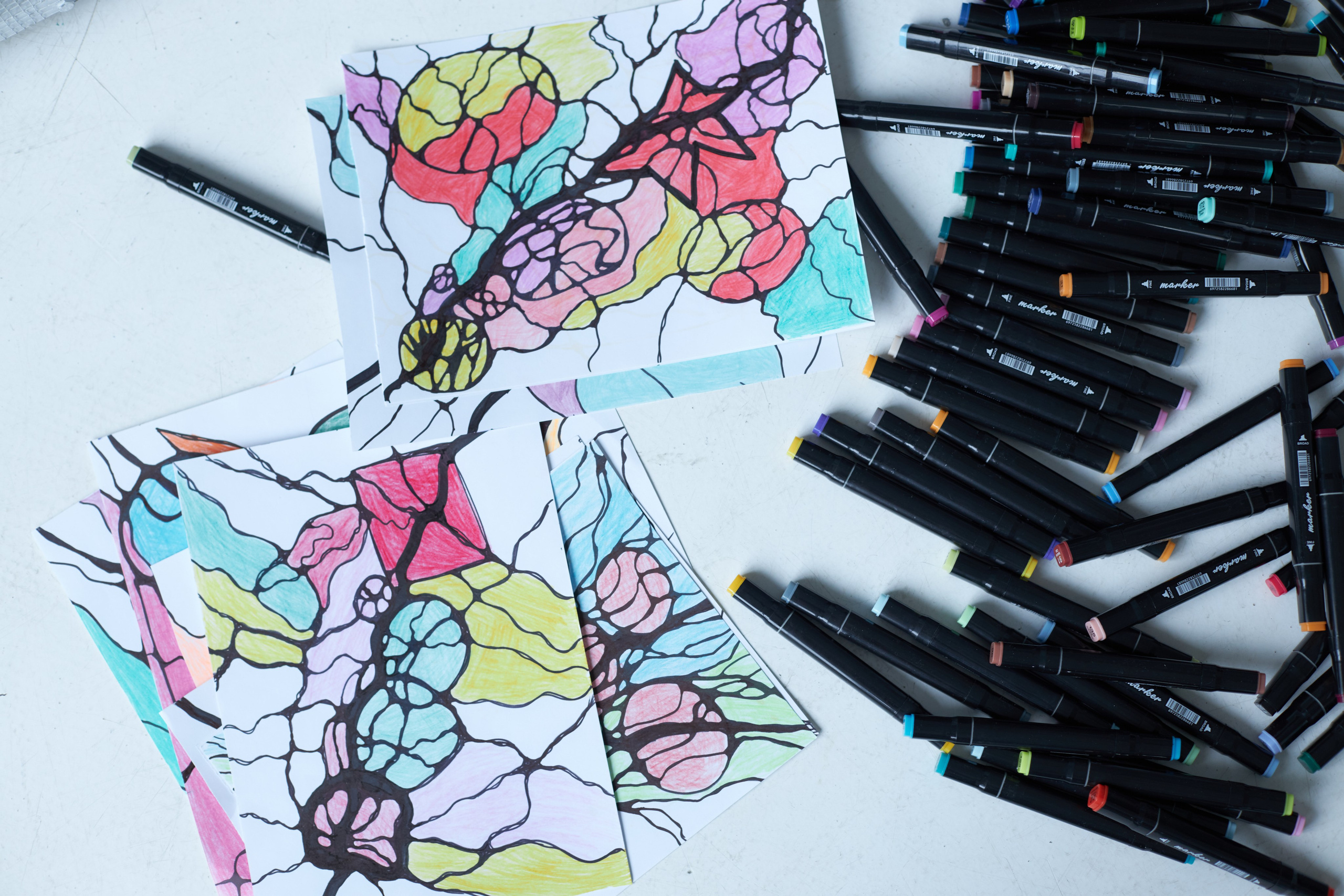 Рисунки нейрографики и черные фломастеры