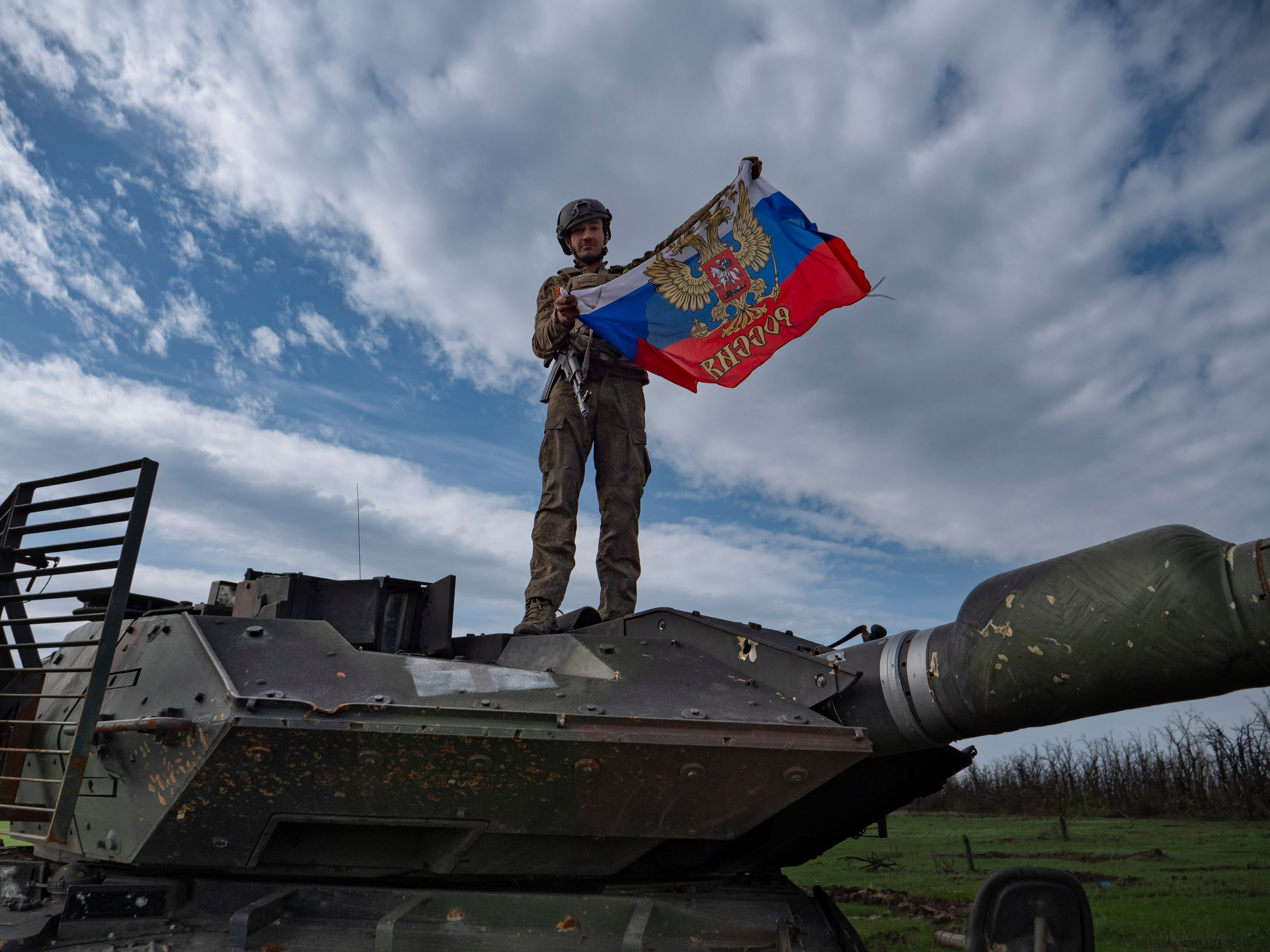 Боец Александрийской бригады на танке "Леопард".