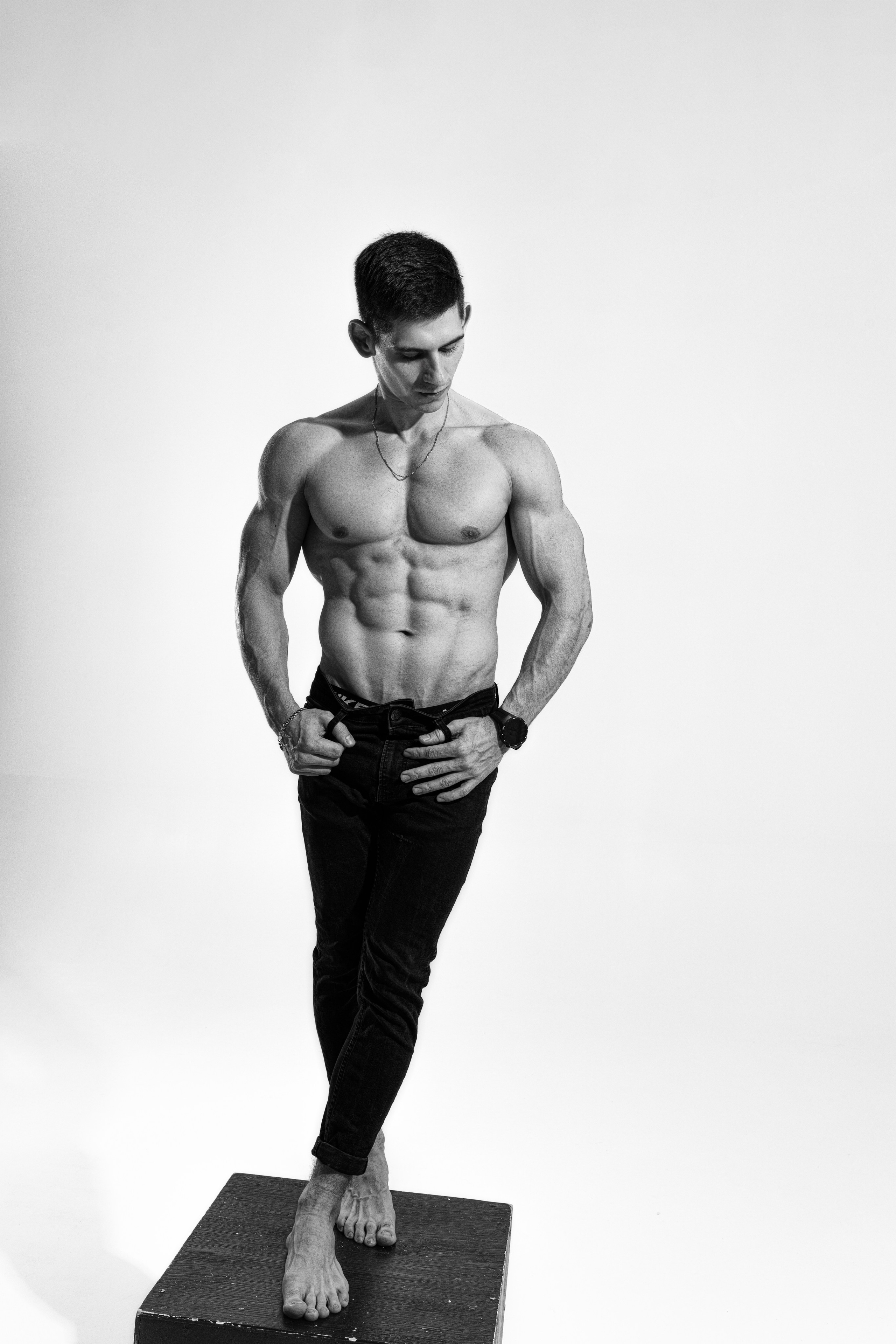 Съемка с Владом на циклораме с импульсным светом для себя и контента. Дмитрий Шульгин, портретный фотограф в Воронеже