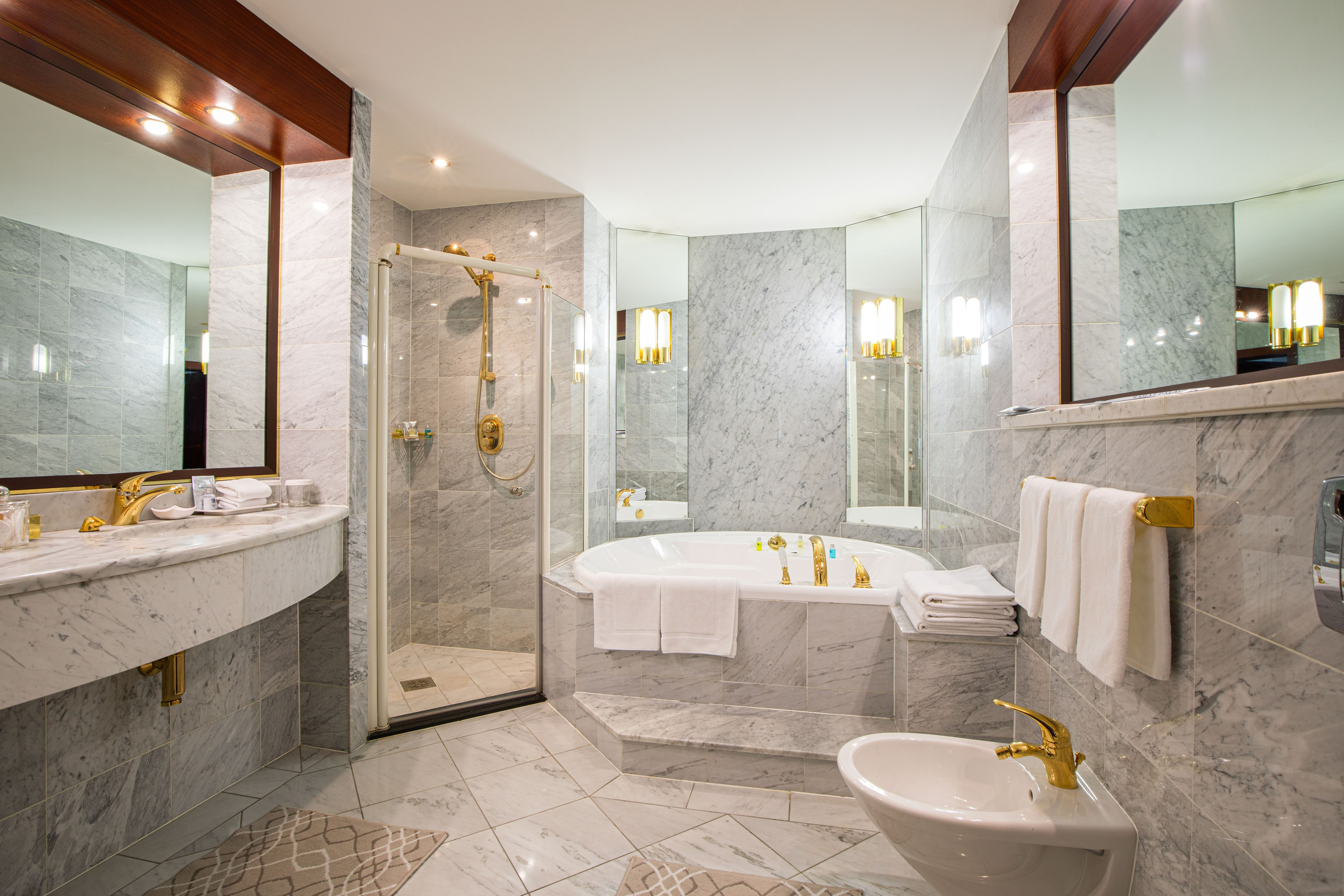 Интерьерная фотография ванной комнаты в люкс номере отеля