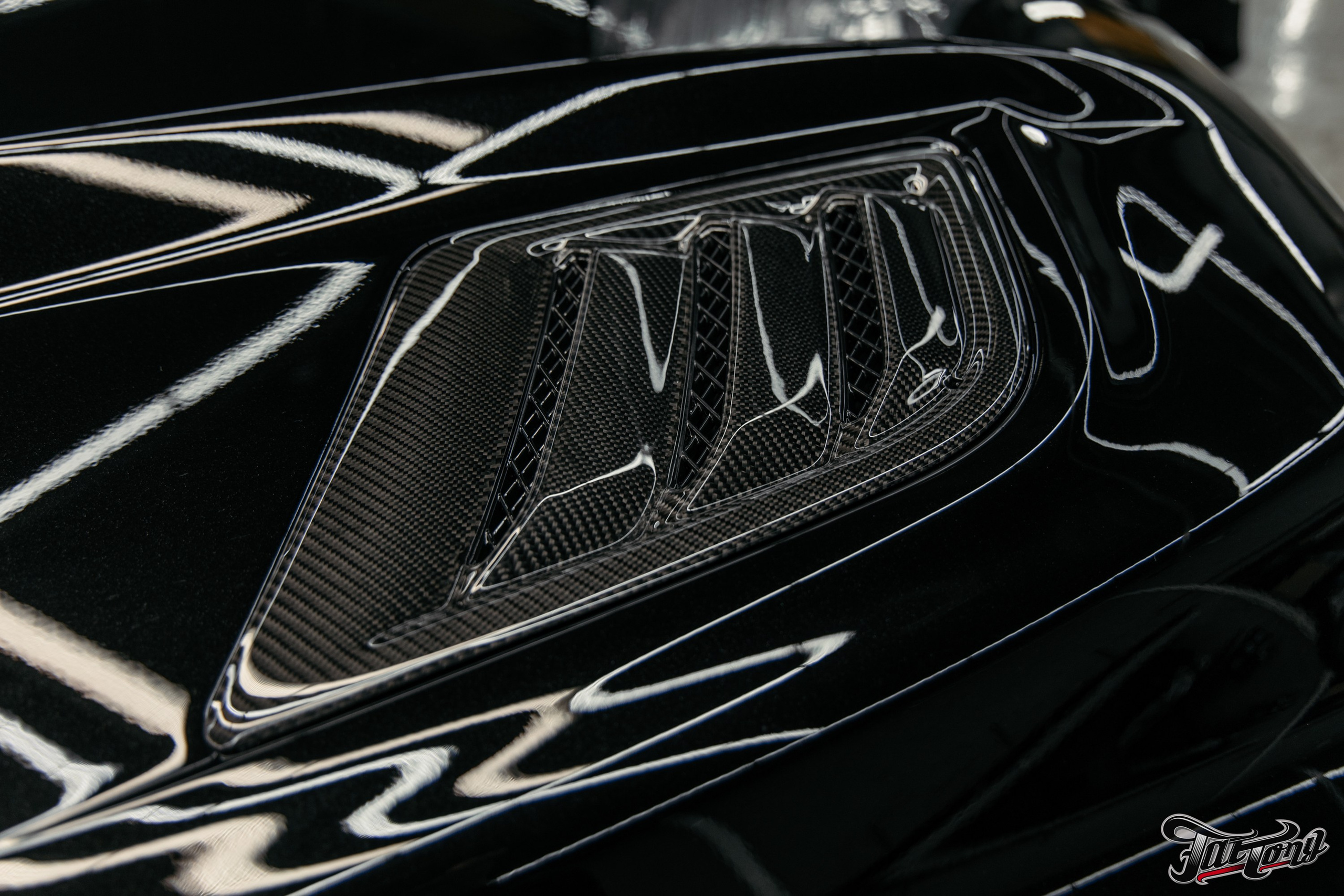 Ram 1500 ламинация карбоном, окрас шильдов, проушин, установка света в решетку. DeLorein