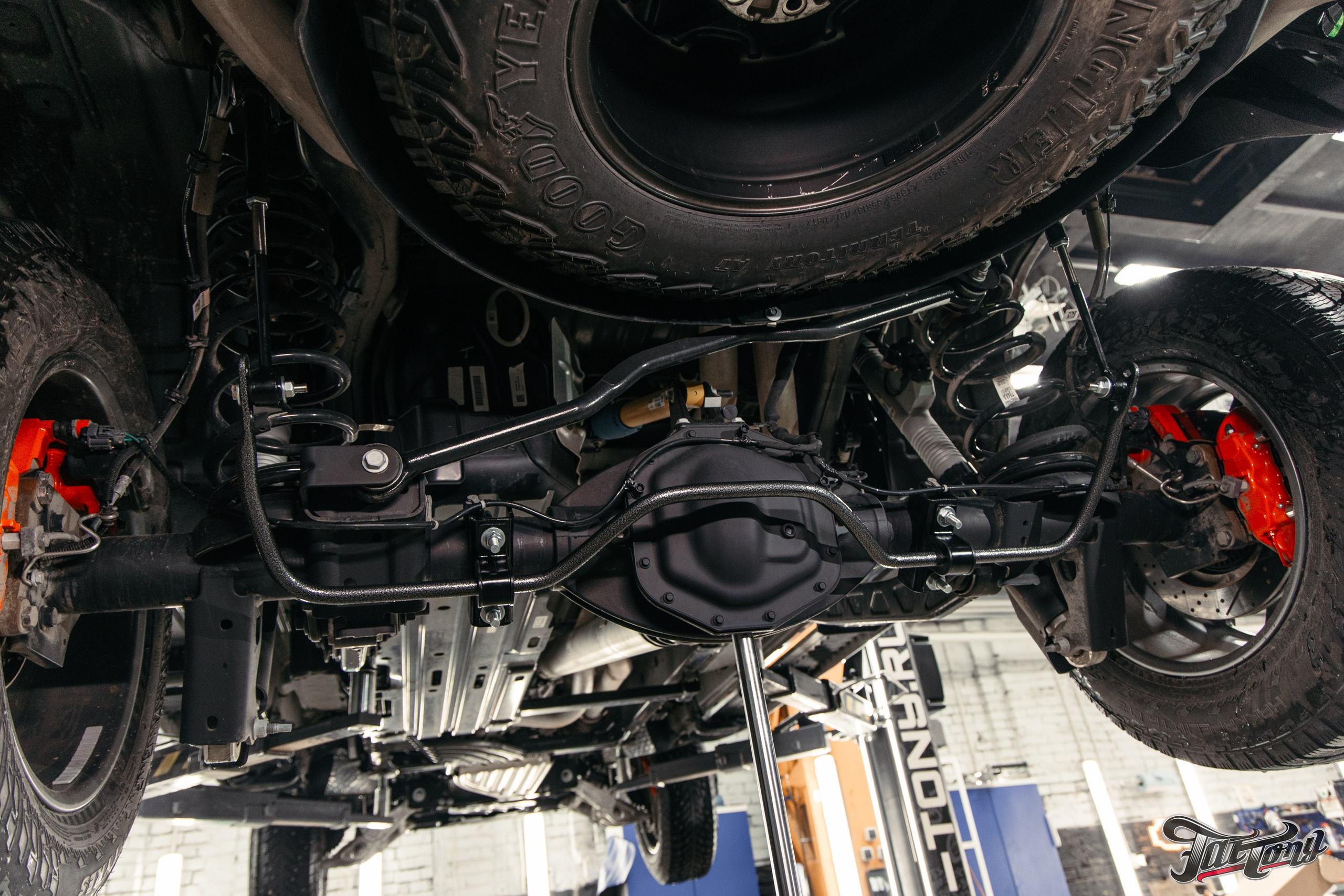 Ram TRX ламинация карбоном внешних элементов кузова, салона и установка распорки. DeLorein