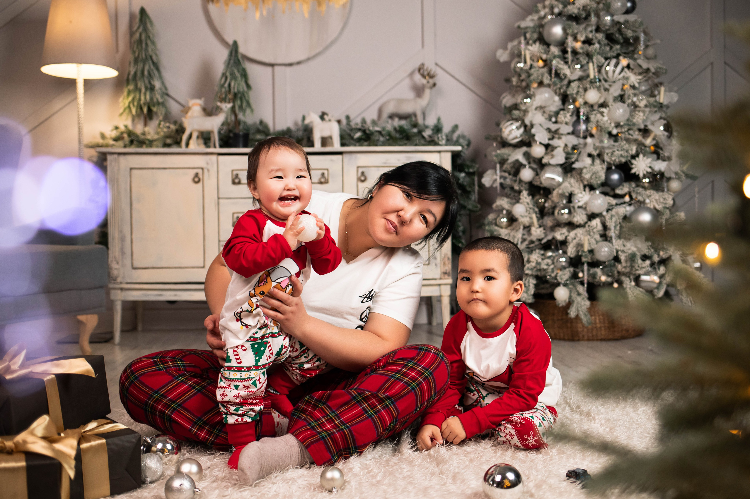 Семейная фотосессия в студии. Фотограф новорожденных в Новосибирске