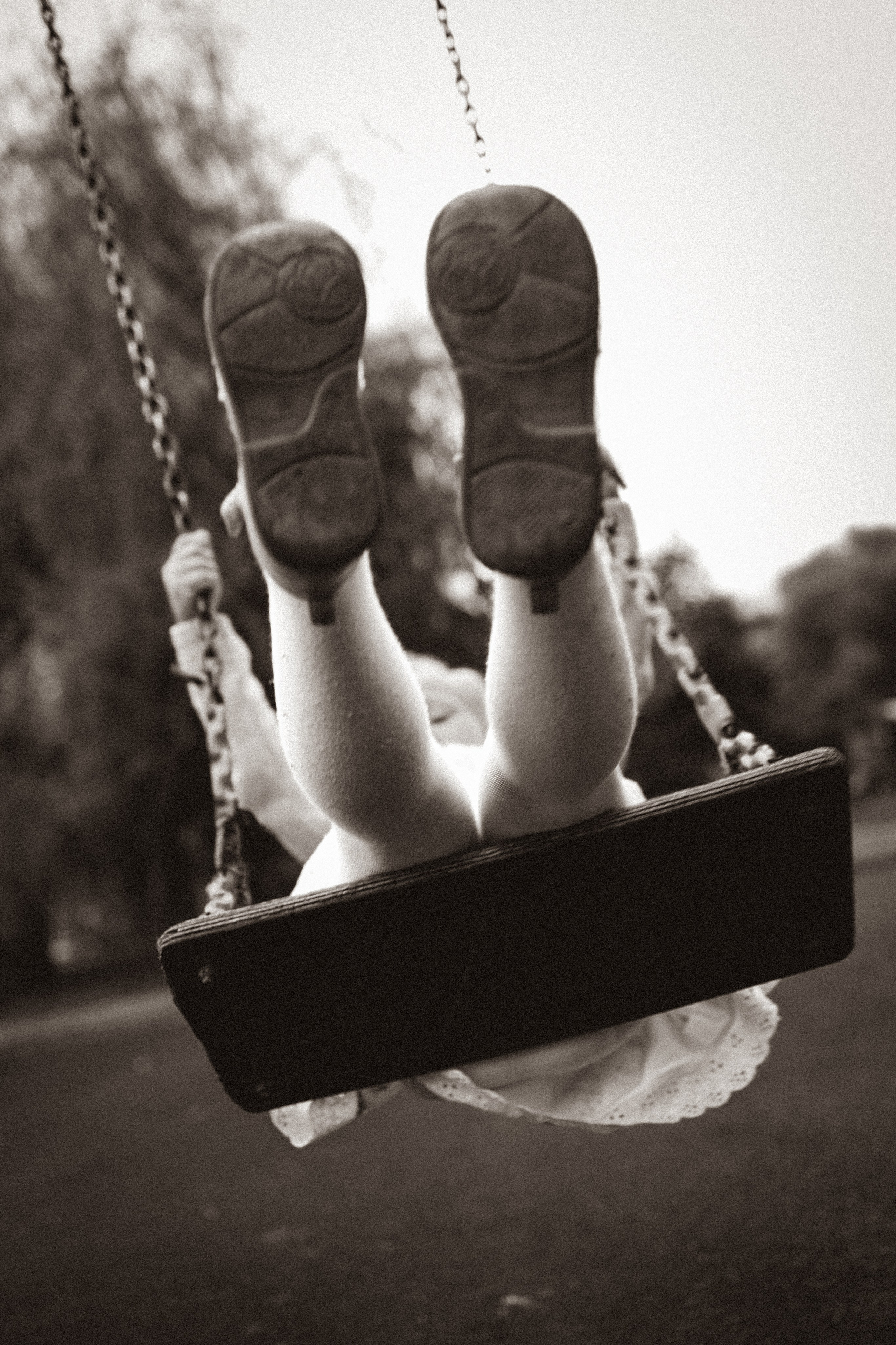 Ретро винтажная детская фотография на качелях