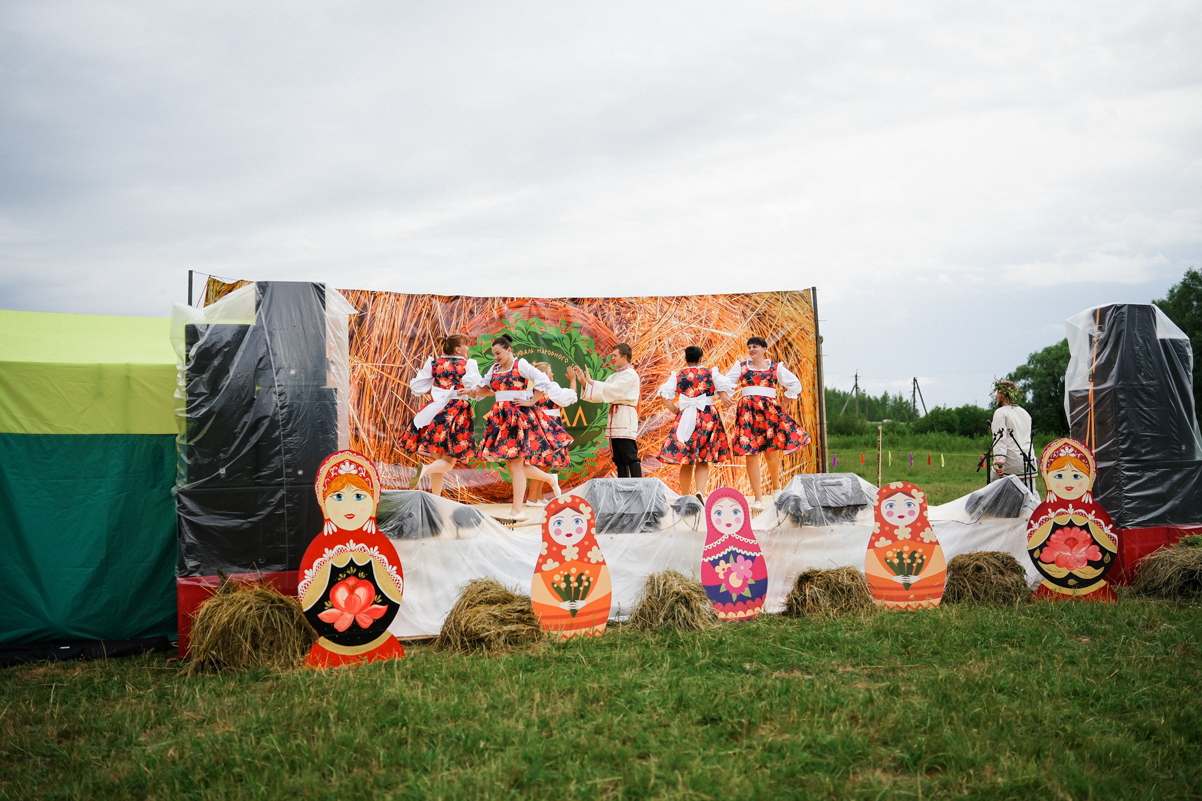 /РЕПОРТАЖ/ Фестиваль СЕНОВАЛ 01.07.2023 (Парфино). Свадебный фотограф Великий Новгород Станислав Кособудский