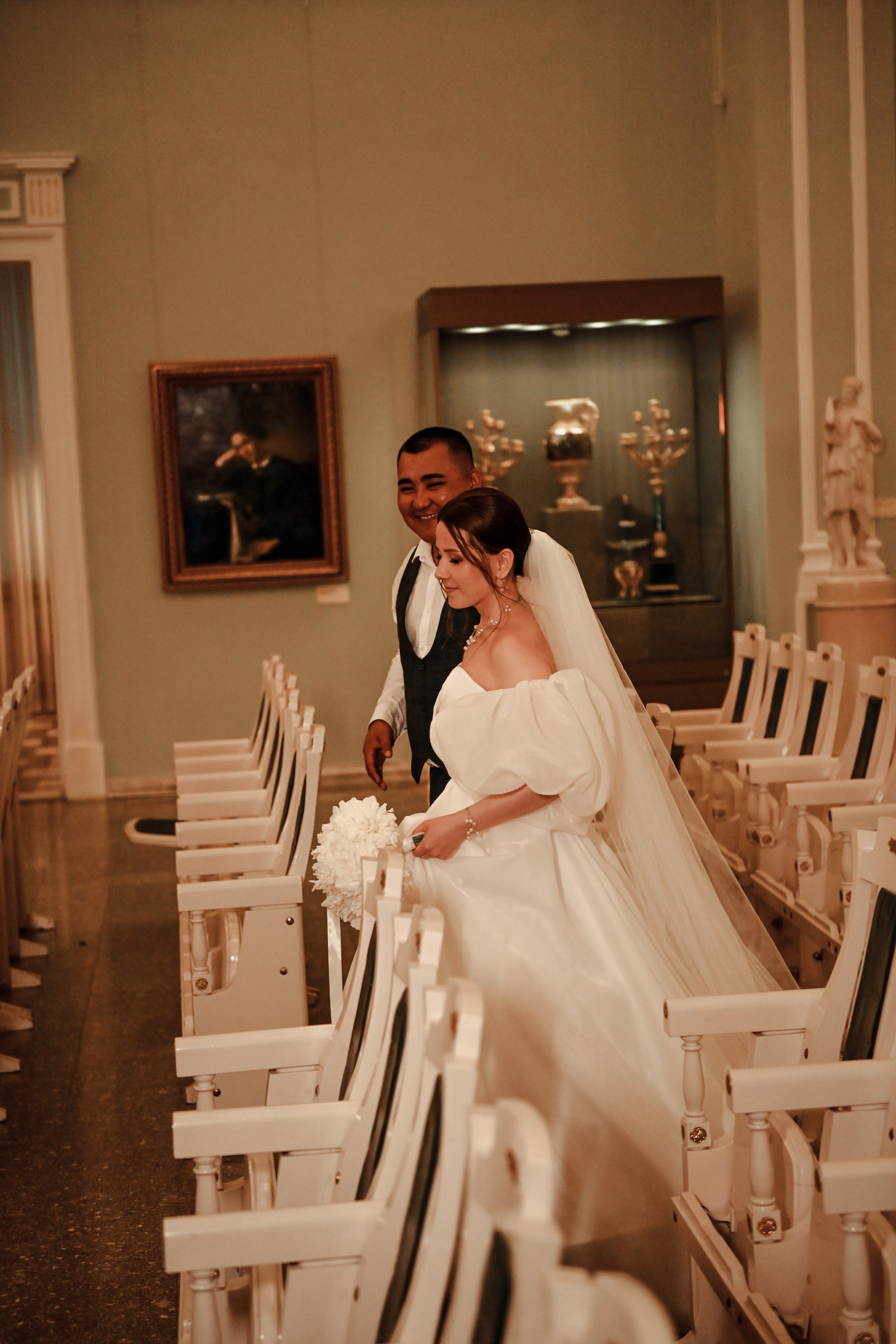 Небольшая свадебная серия в музее и прогулкой под дождем Эльмиры и Ризата. Свадебный, семейный, детский, контент фотограф в Омске Максим Ильин