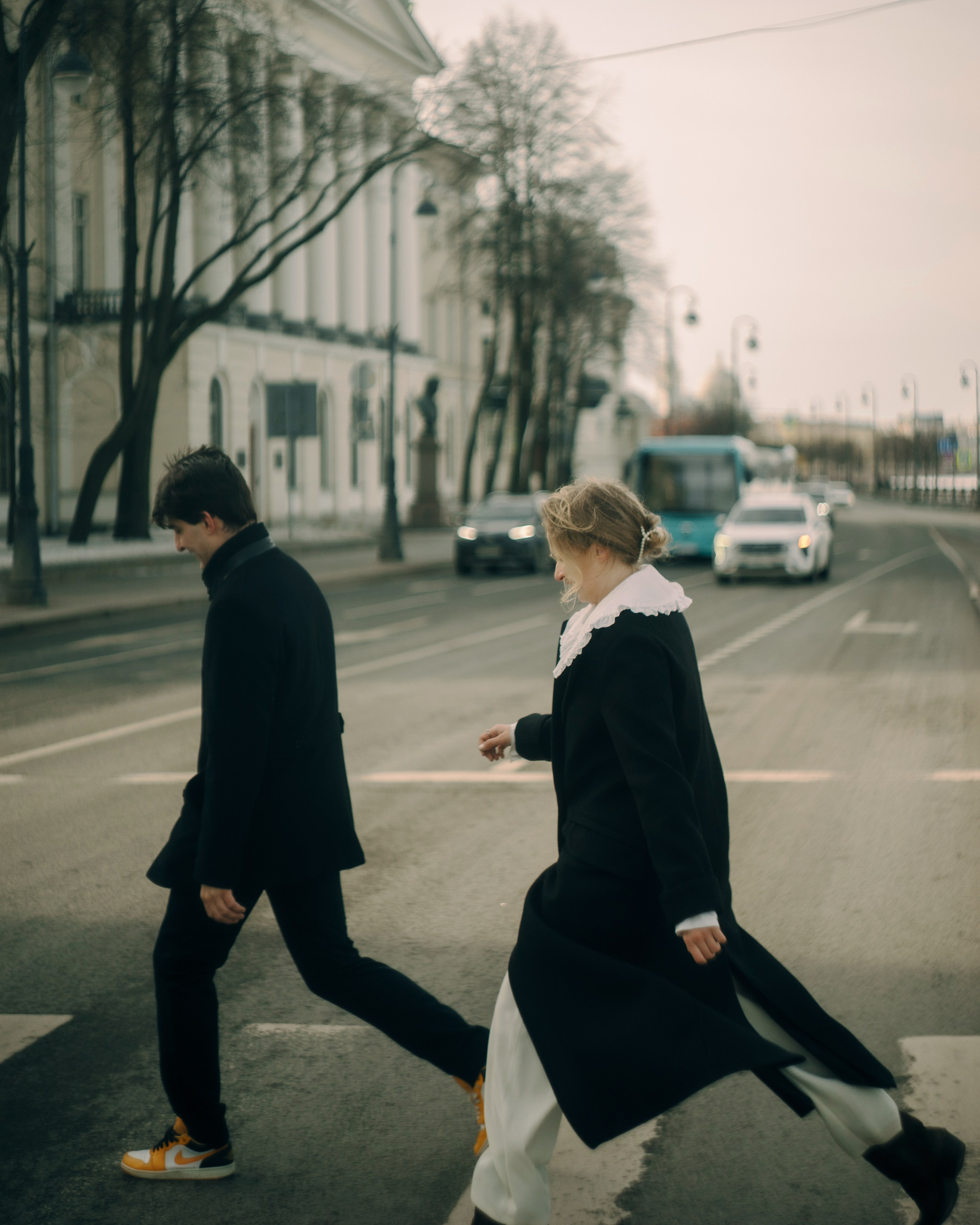 Авторская фотосессия пары на улице в Санкт-Петербурге, влюбленные переходят дорогу, атмосферная love story съемка в городской эстетике в стиле битлз