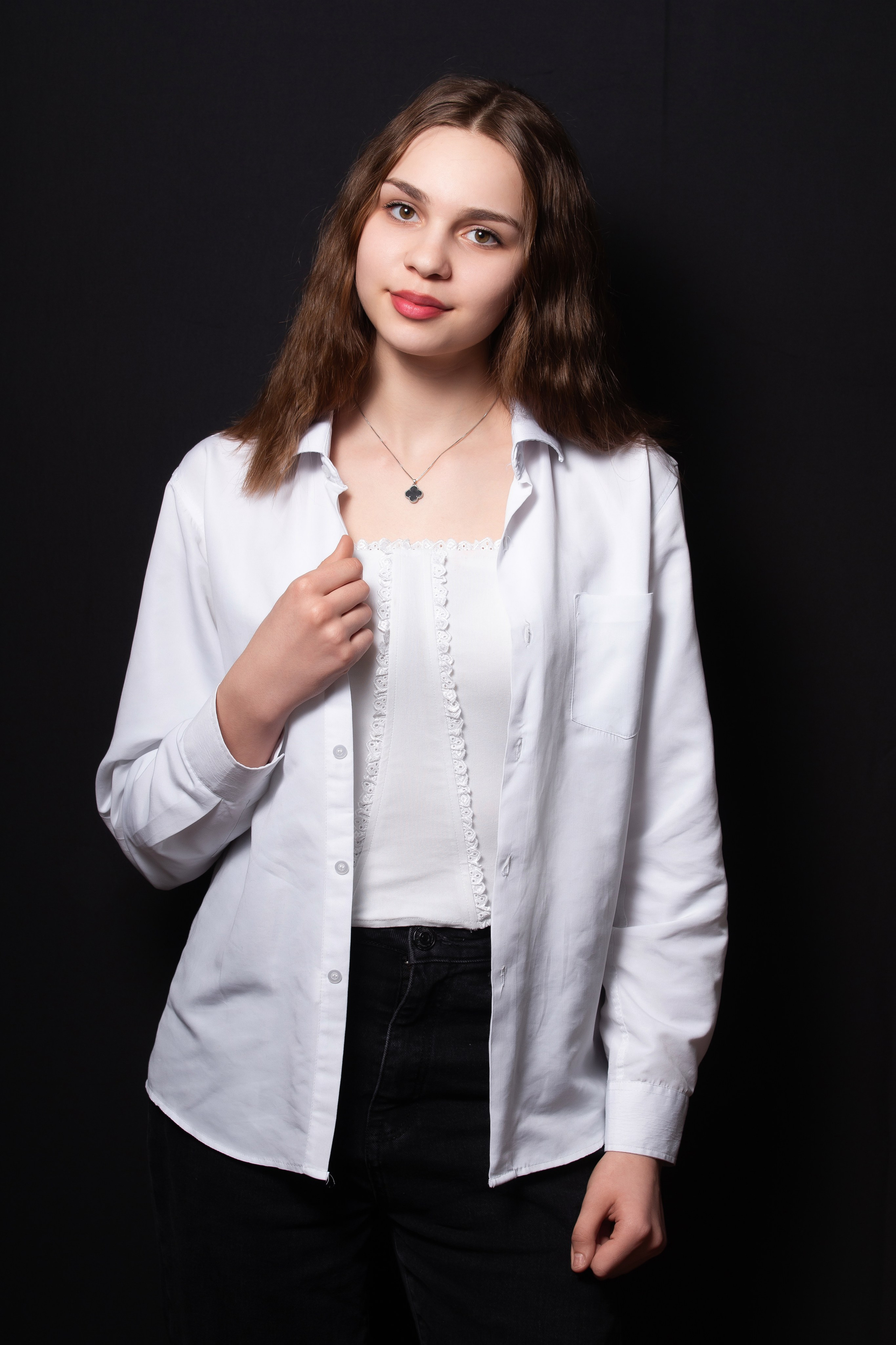 Портретная фотосессия для учеников 9 класса на чёрном фоне | Школьный фотограф Николай Богатырёв | Твой альбом / Твои правила. ТВОЙ АЛЬБОМ / ТВОИ ПРАВИЛА