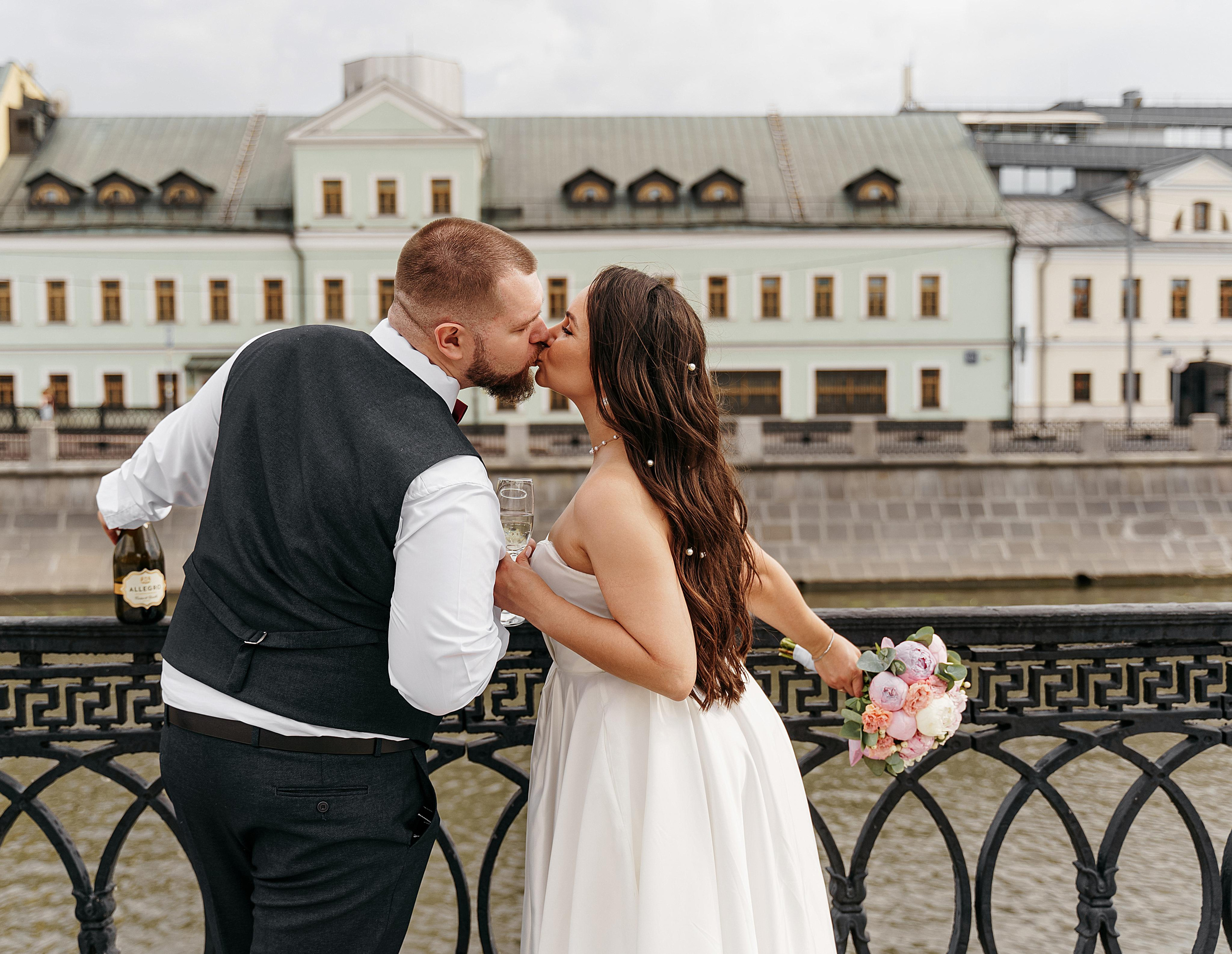 Венчание и прогулка у ГУМа (пол дня). Свадебный фотограф