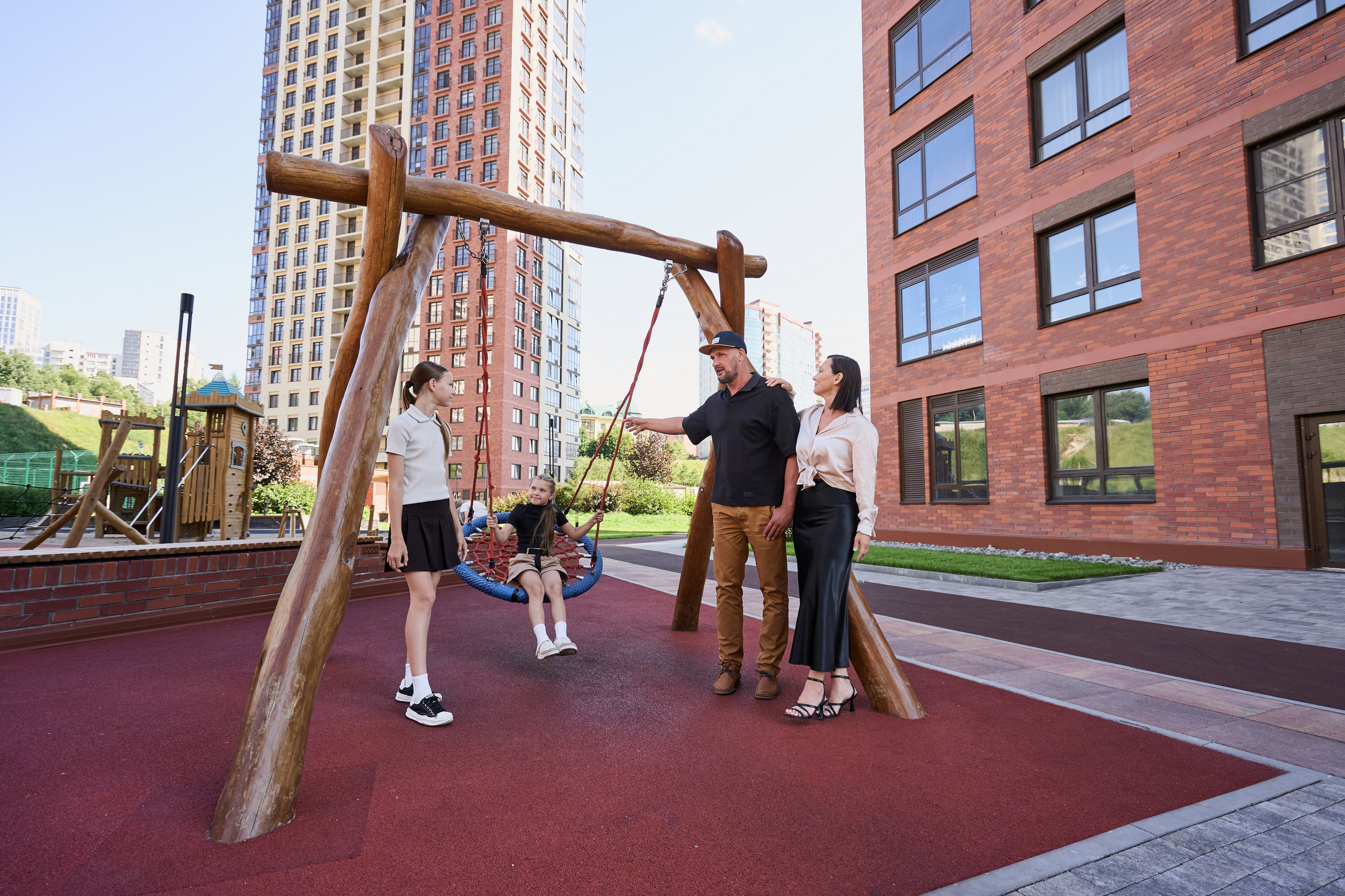 Семейная фотосессия в ЖК Академия для рекламы (Новосибирск). Репортажный и женский фотограф в Новосибирске