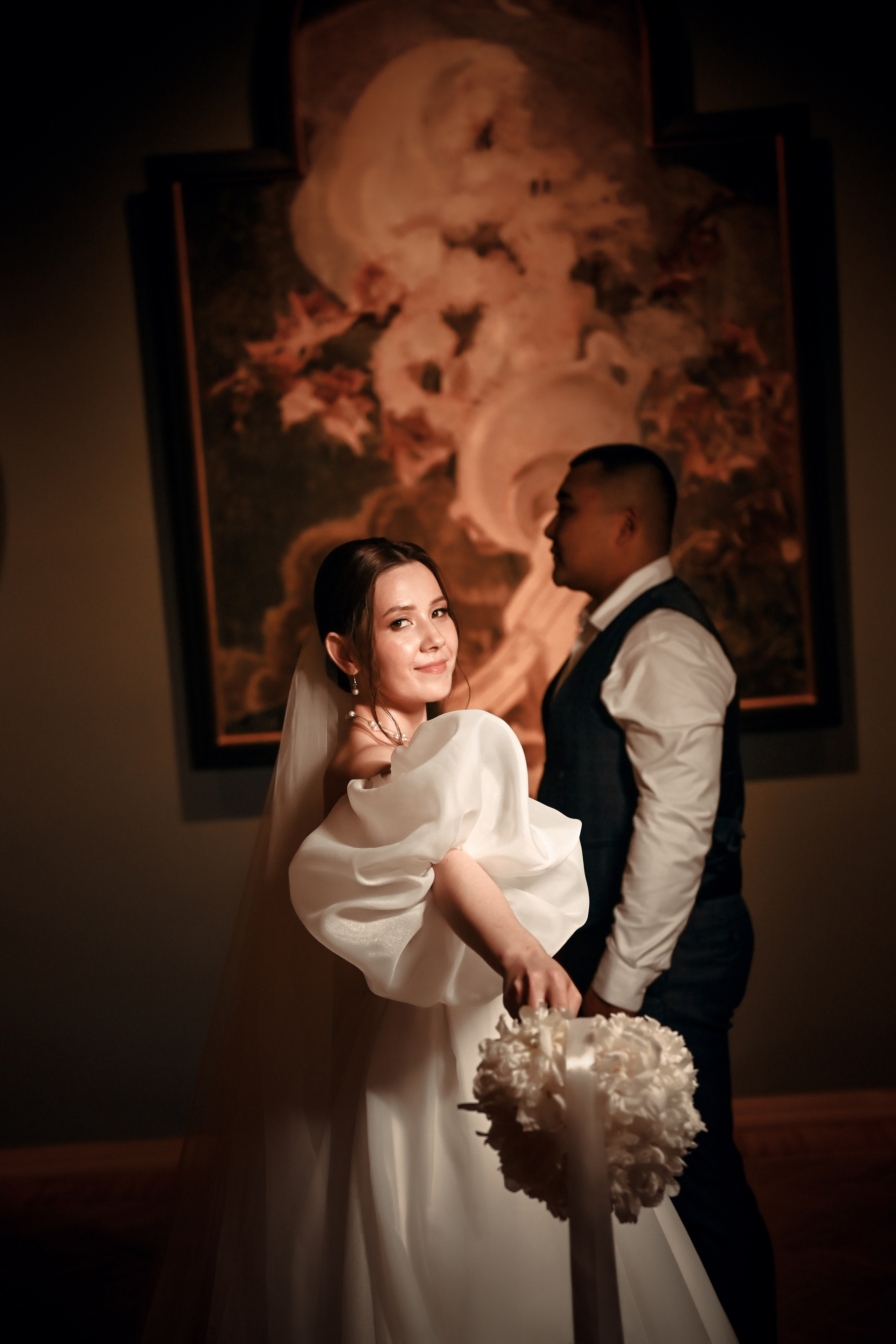 Небольшая свадебная серия в музее и прогулкой под дождем Эльмиры и Ризата. Свадебный, семейный, детский, контент фотограф в Омске Максим Ильин