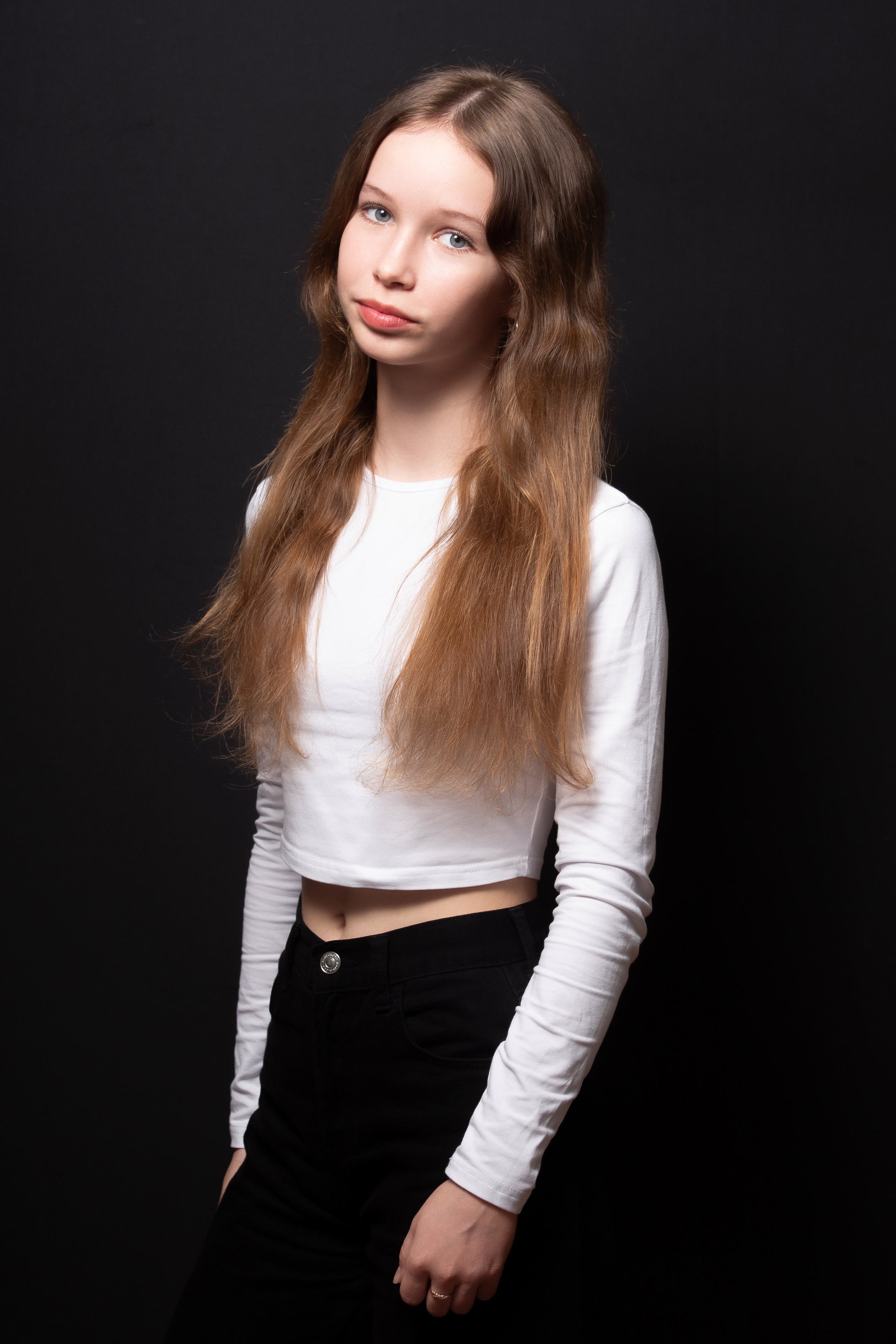 Портретная фотосессия для учеников 9 класса на чёрном фоне | Школьный фотограф Николай Богатырёв | Твой альбом / Твои правила. ТВОЙ АЛЬБОМ / ТВОИ ПРАВИЛА