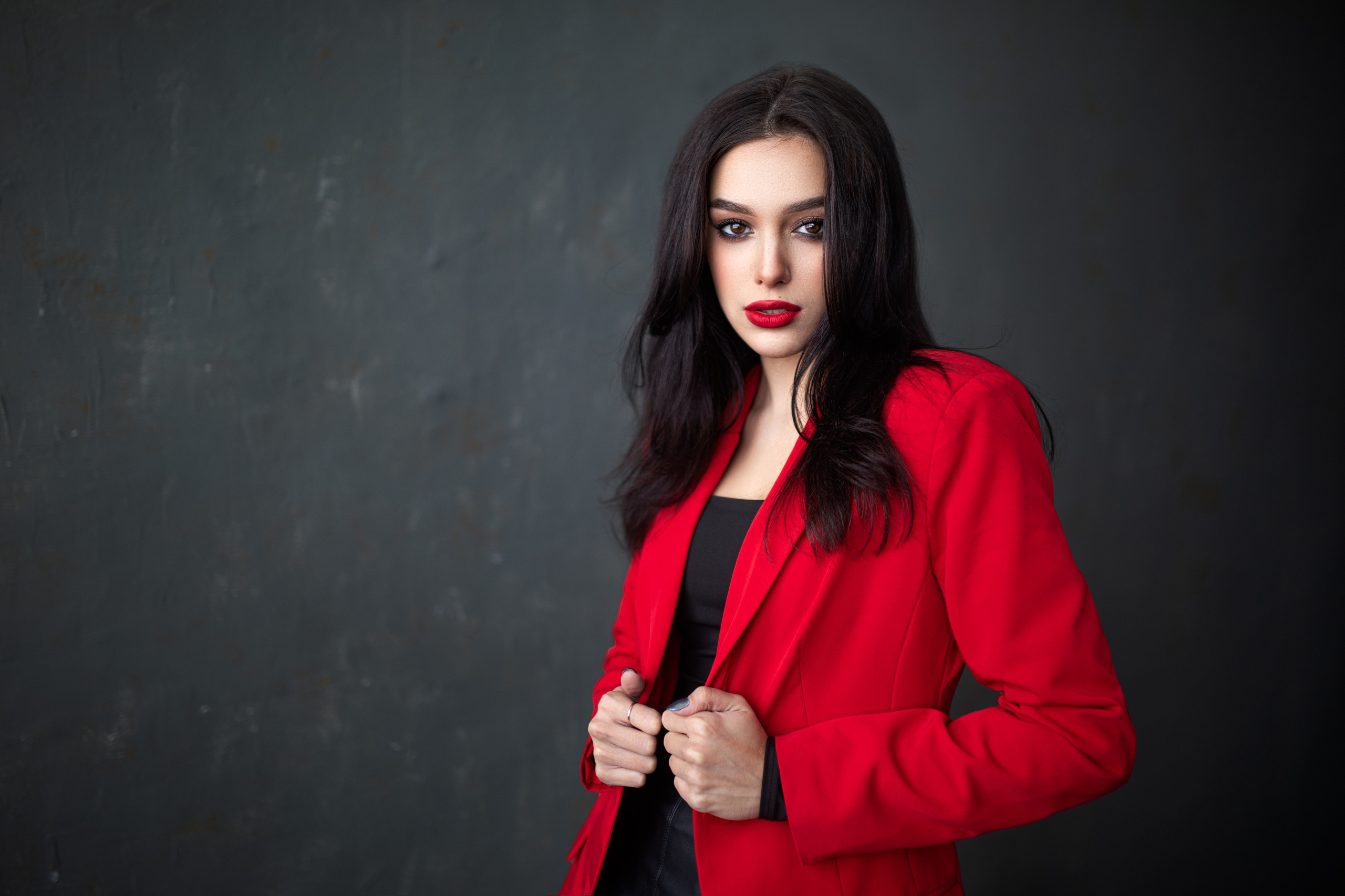 Фотосет с Марианной в студии с минимальным интерьером в формате для «себя»