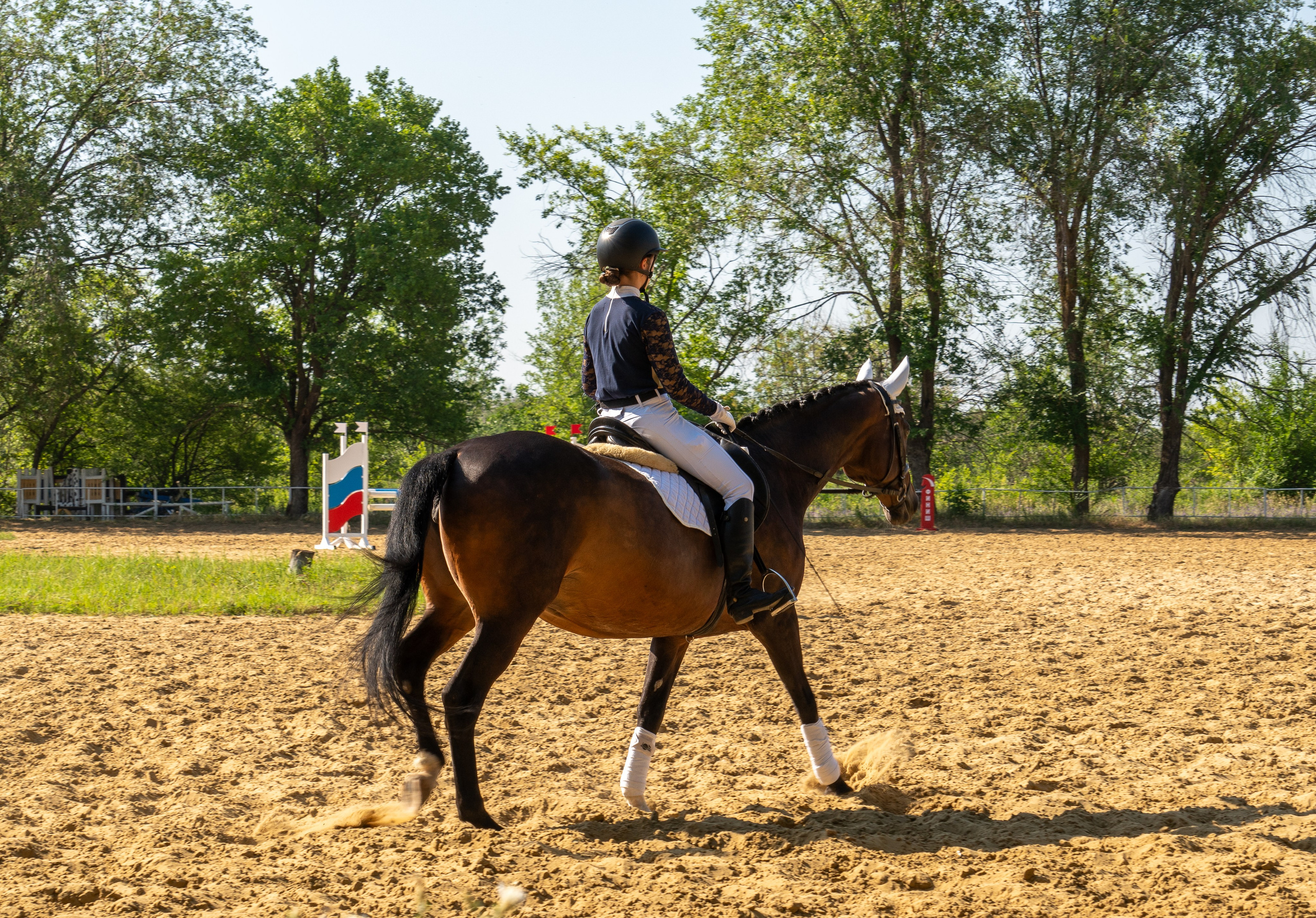 Жокей на лошади на иподроме Луганска, соревнование по конкуру Луганск, конный спорт, форма жокея, культурная жизнь Луганска, спортивное мероприятие