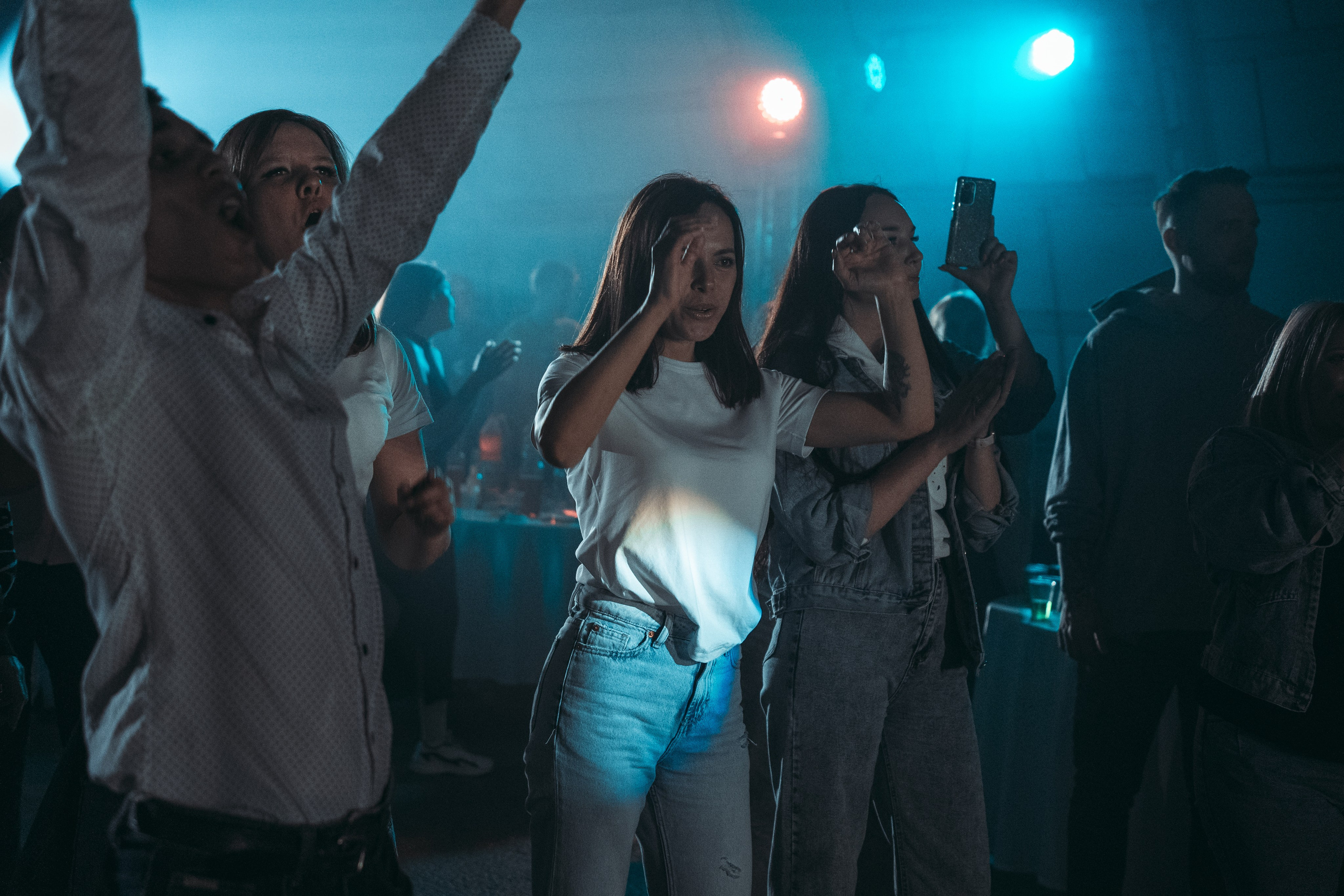 Фотография, сделанная во время профессиональной фотосессии. На ней изображена модель или группа людей в студии или на открытом воздухе. В кадре присутствуют студийное освещение и реквизит.