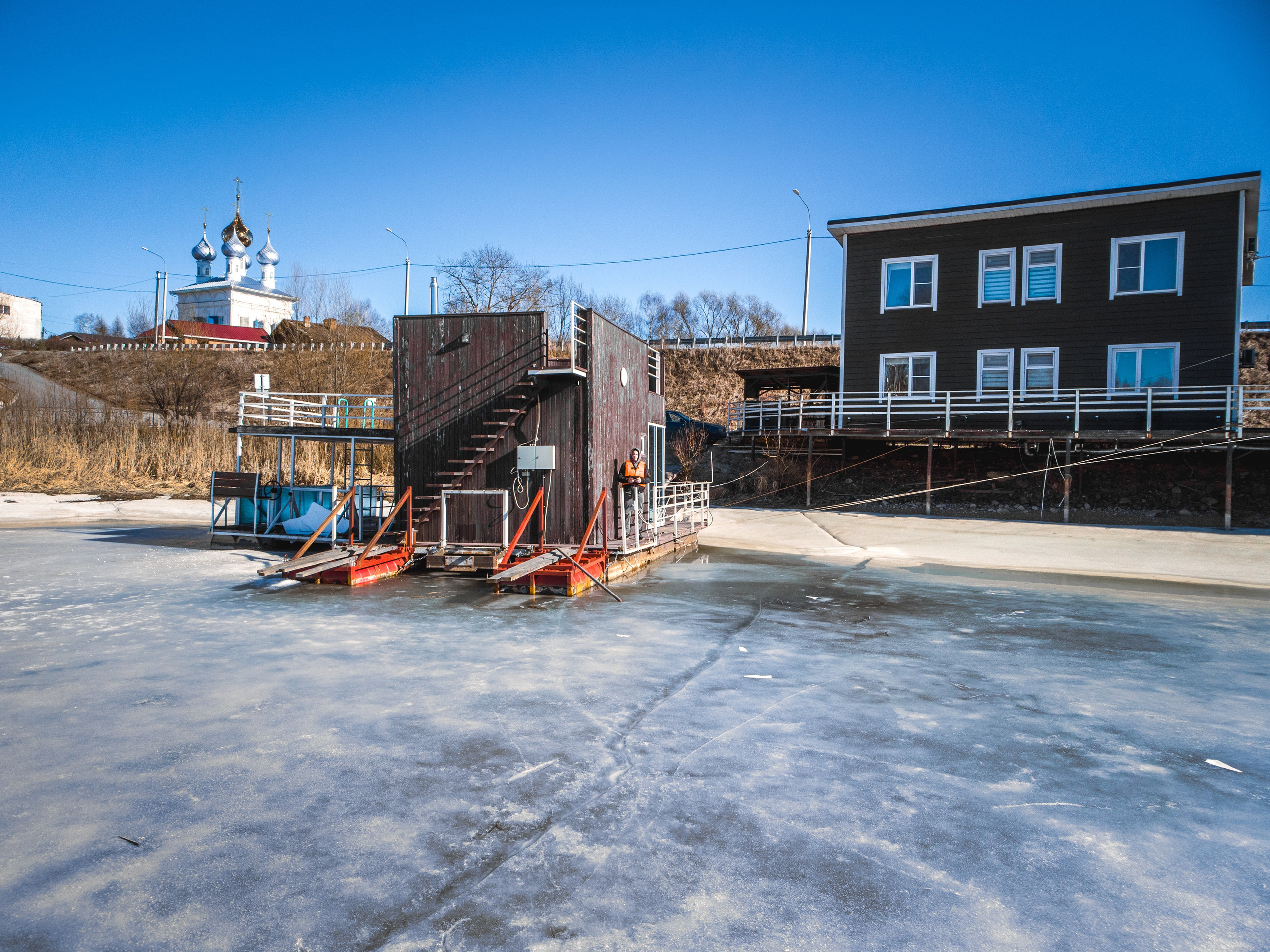 Баня на льду, человек в спасательном жилете, Некрасово, Малые соли, лёд, храм на заднем фоне
