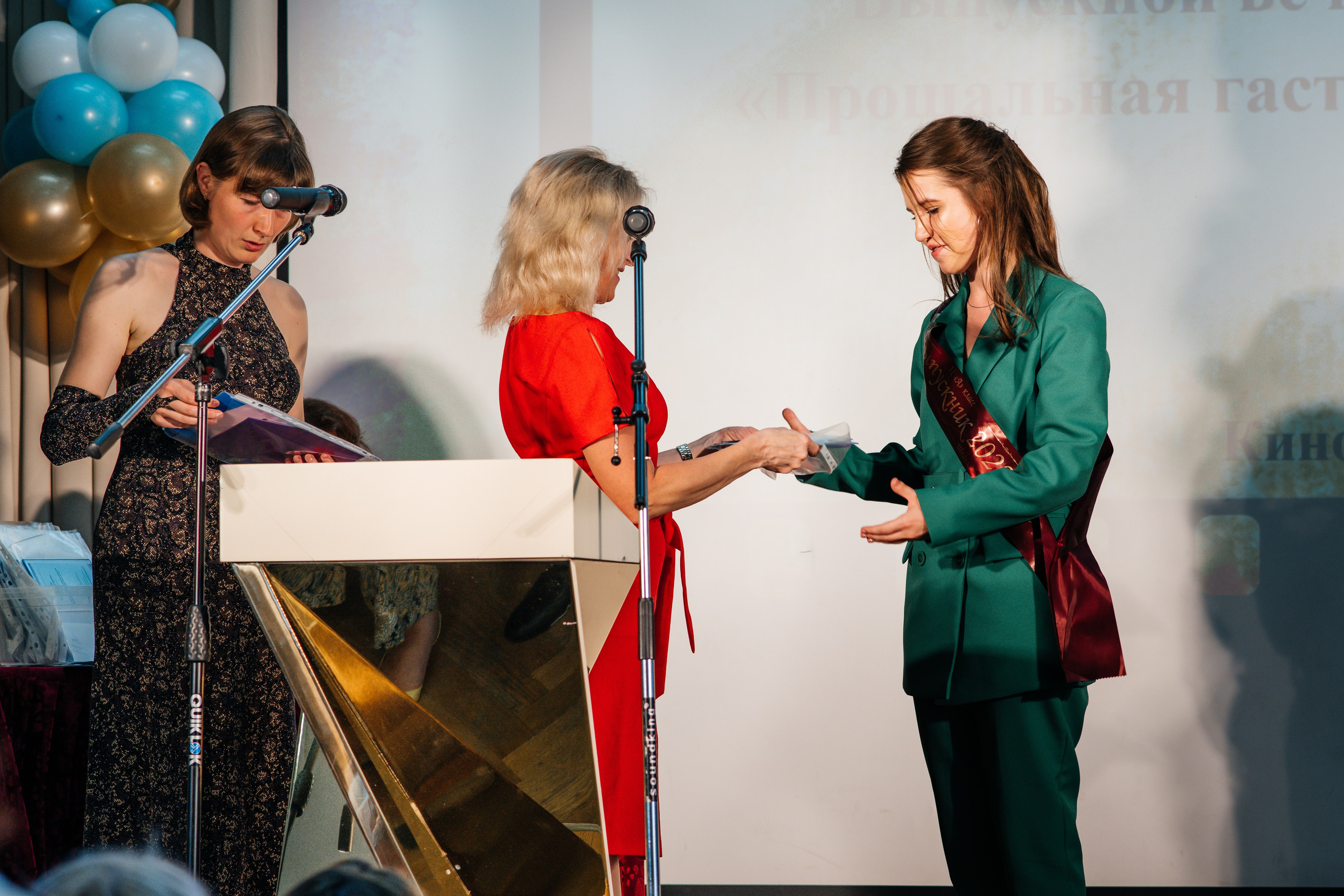 Вручение аттестатов. Выпускные альбомы в Подольске Москве и МО